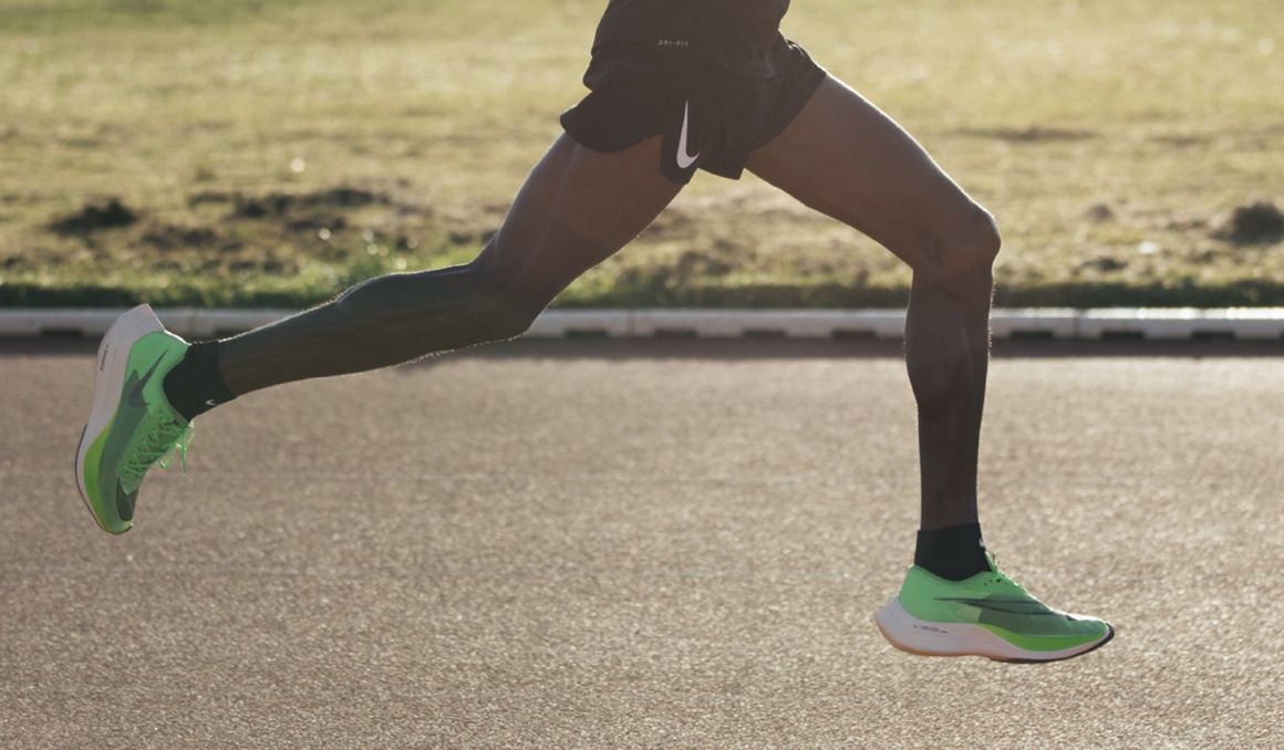 Mo Farah corriendo con las Nike Vaporfly Next% durante un entrenamiento.