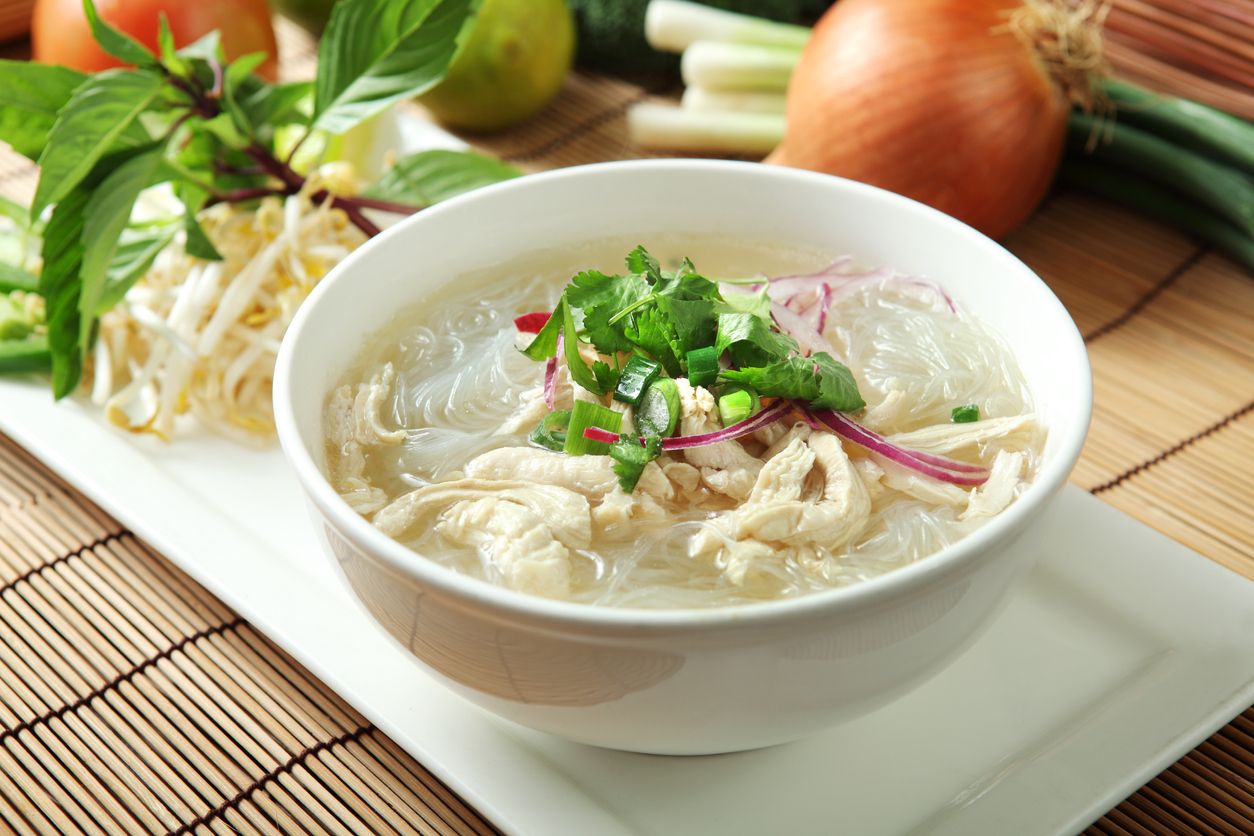 Sopa de noodles de arroz y pollo