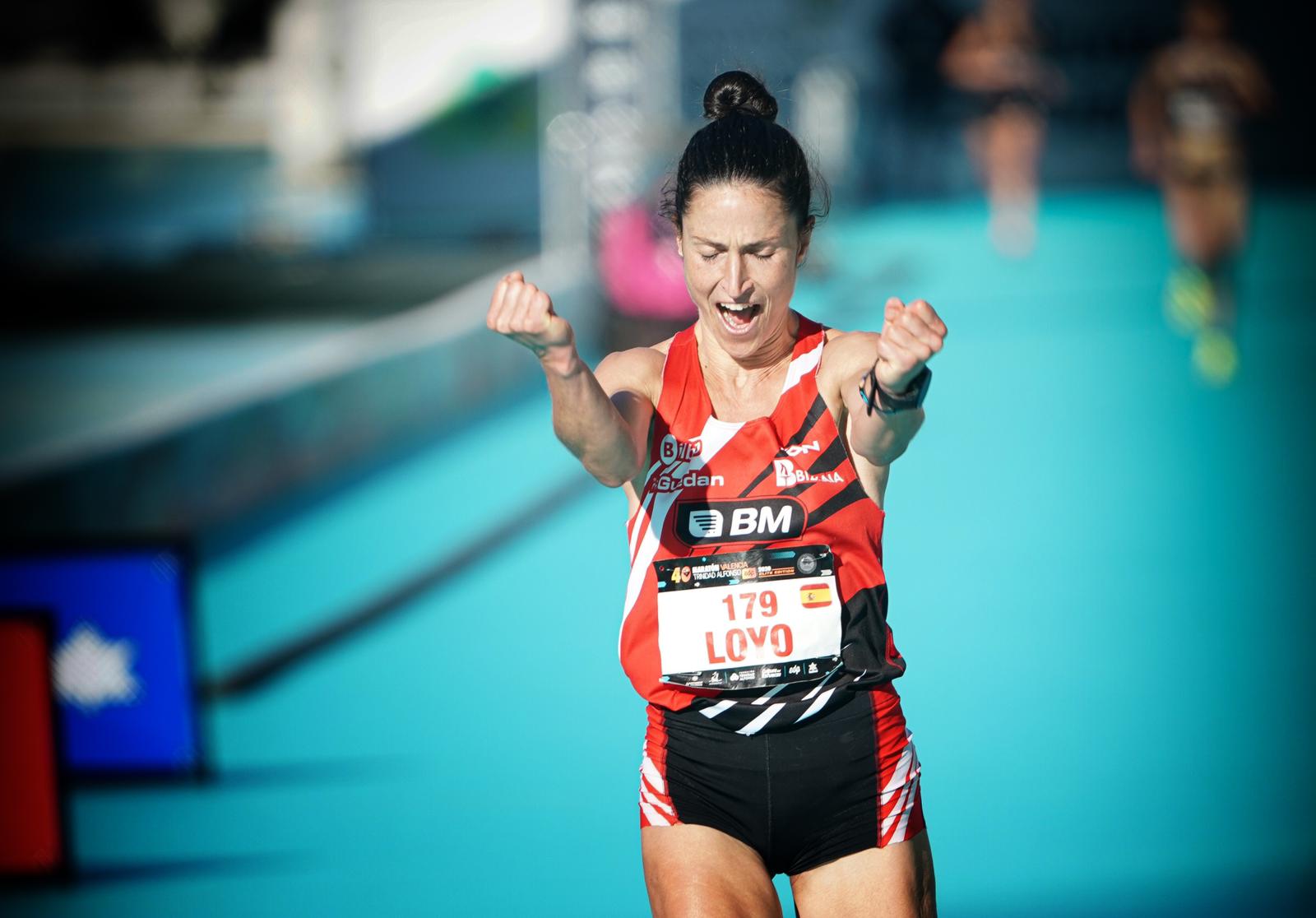 Elena Loyo exultante al cruzar la línea de meta del Maratón Valencia Trinidad Alfonso EDP Elite Edition. | Foto: @fotorunners