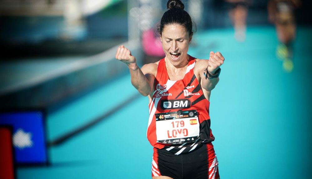 Elena Loyo exultante al cruzar la línea de meta del Maratón Valencia Trinidad Alfonso EDP Elite Edition. | Foto: @fotorunners Elena Loyo exultante al cruzar la línea de meta del Maratón Valencia Trinidad Alfonso EDP Elite Edition. | Foto: @fotorunners