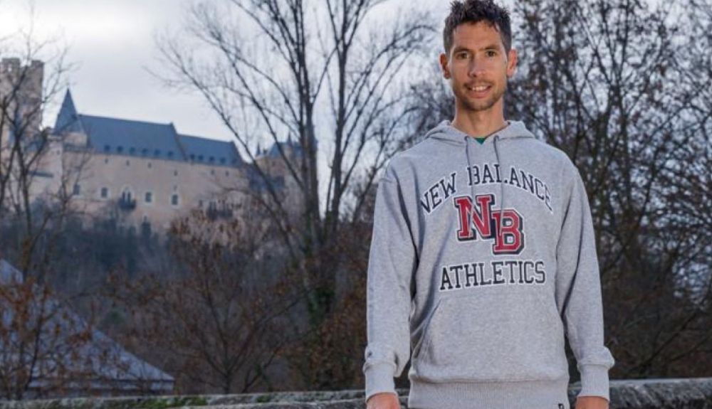 Javi Guerra vestido con ropa New Balance, su nuevo equipo para 2021 y 2022.