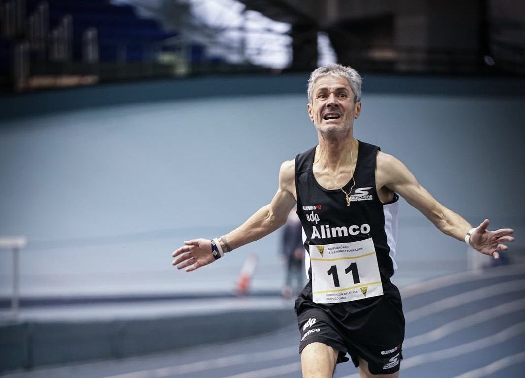 Martín Fiz bate el récord de España de 3.000 m en pista cubierta M55. Foto: Félix Sánchez