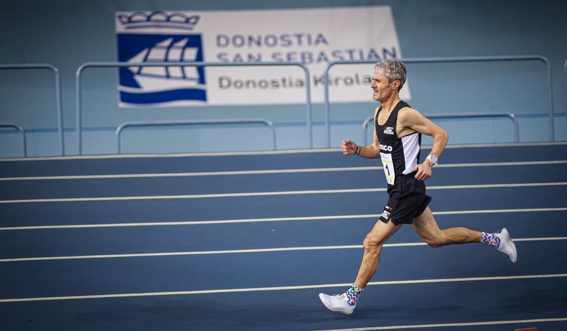 Martín Fiz bate el récord de España de 3.000 m en pista cubierta M55. Fotos: Félix Sánchez.