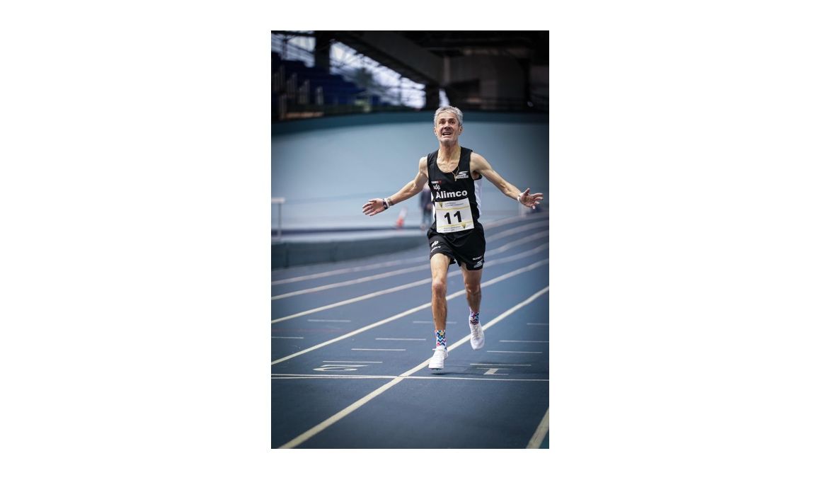 Martín Fiz bate el récord de España de 3.000 m en pista cubierta M55. Fotos: Félix Sánchez.