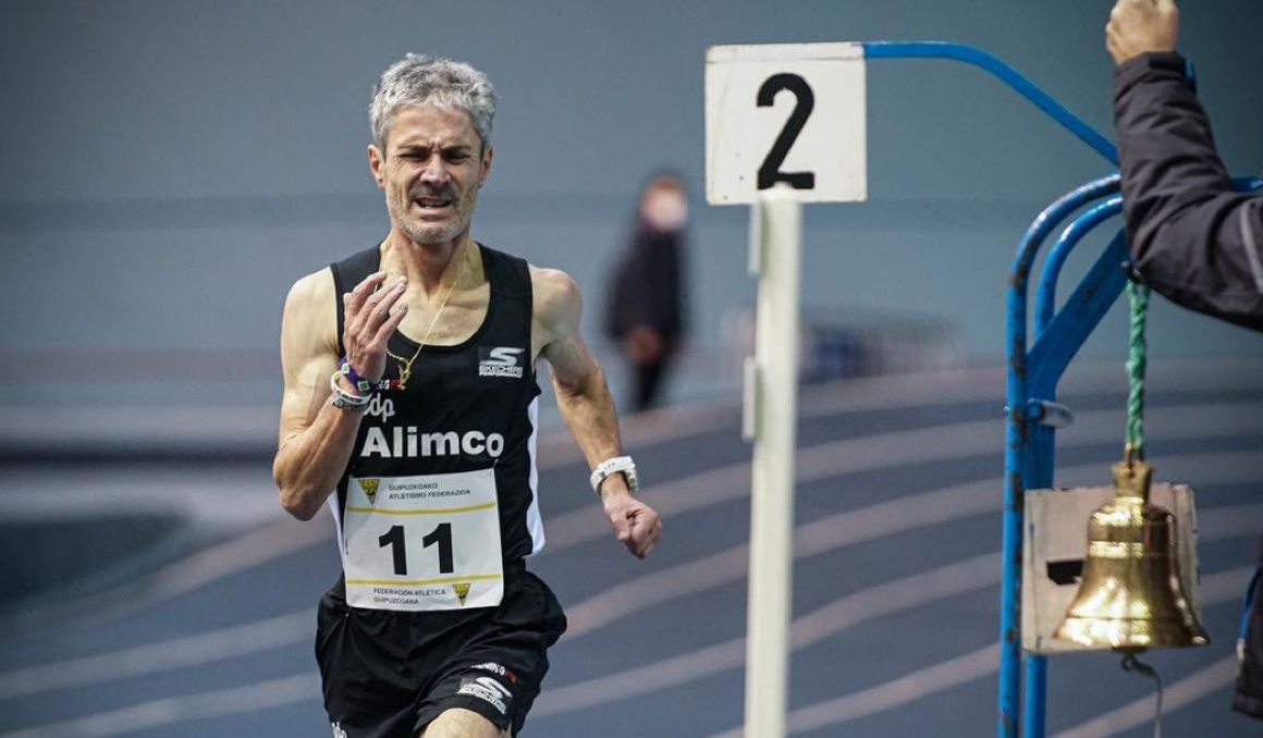 Martín Fiz bate el récord de España de 3.000 m en pista cubierta M55. Fotos: Félix Sánchez.