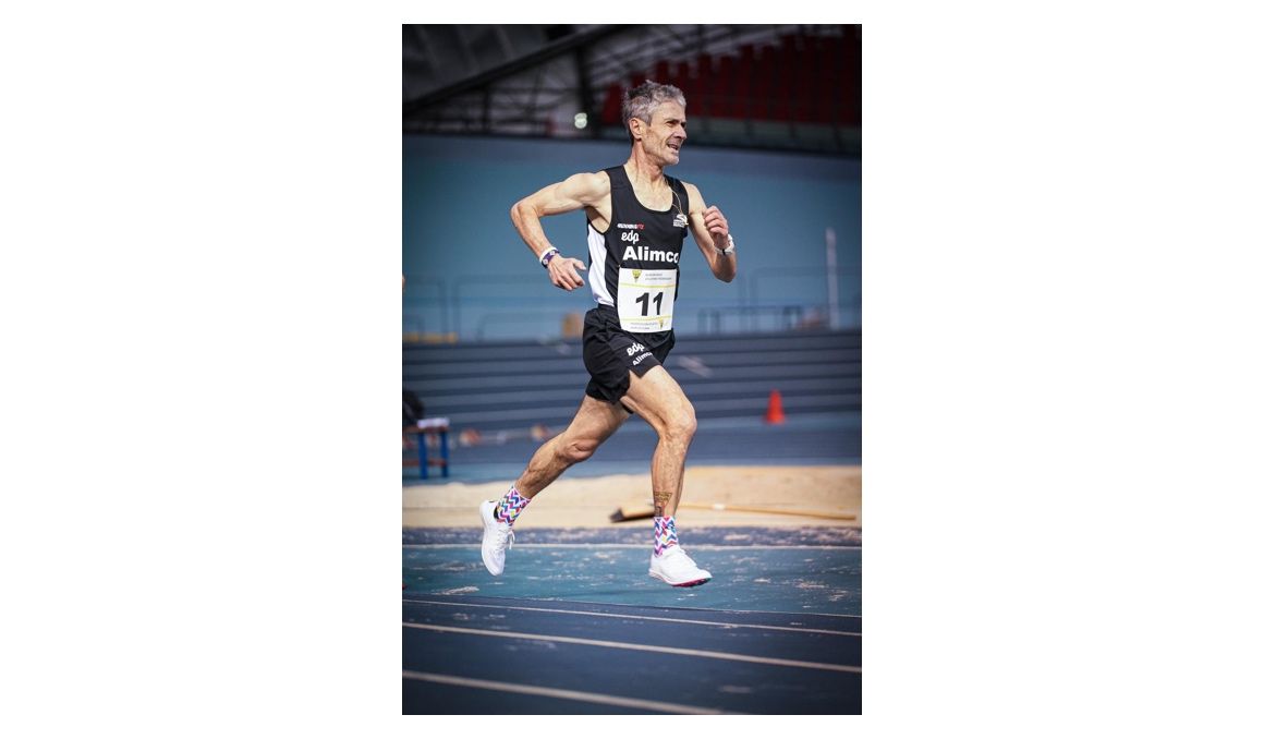 Martín Fiz bate el récord de España de 3.000 m en pista cubierta M55. Fotos: Félix Sánchez.