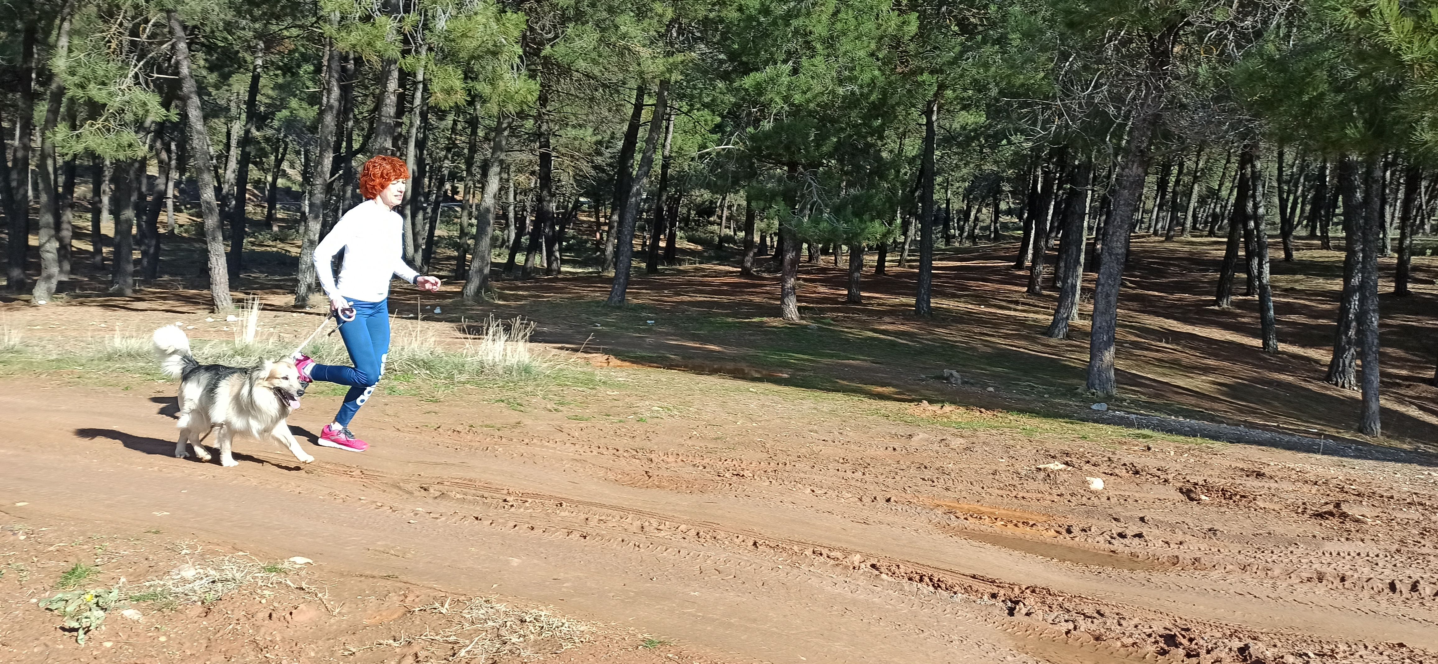 Con su perro Lolo por la sierra de Alfagüara Con su perro Lolo por la sierra de Alfagüara