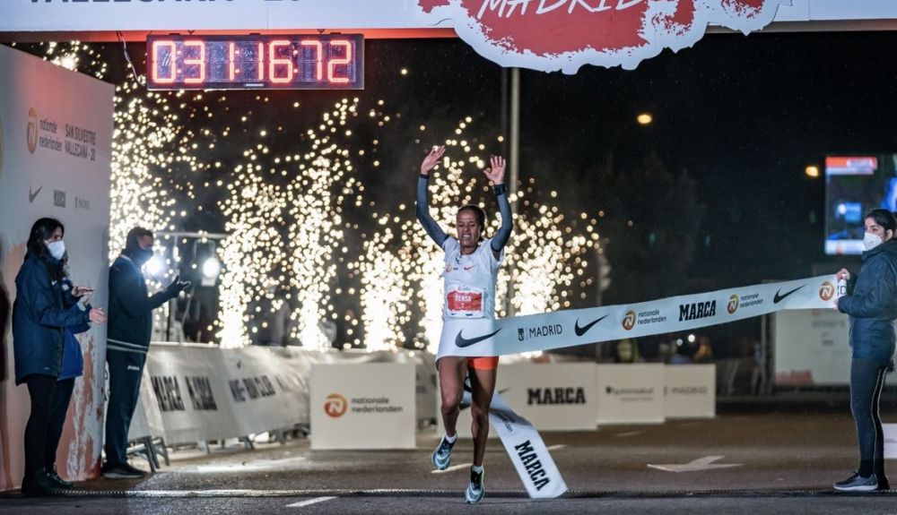 La etíope Densa triunfando en la San Silvestre Vallecana 2020. Foto: VSM Photoevents. La etíope Densa triunfando en la San Silvestre Vallecana 2020. Foto: VSM Photoevents.