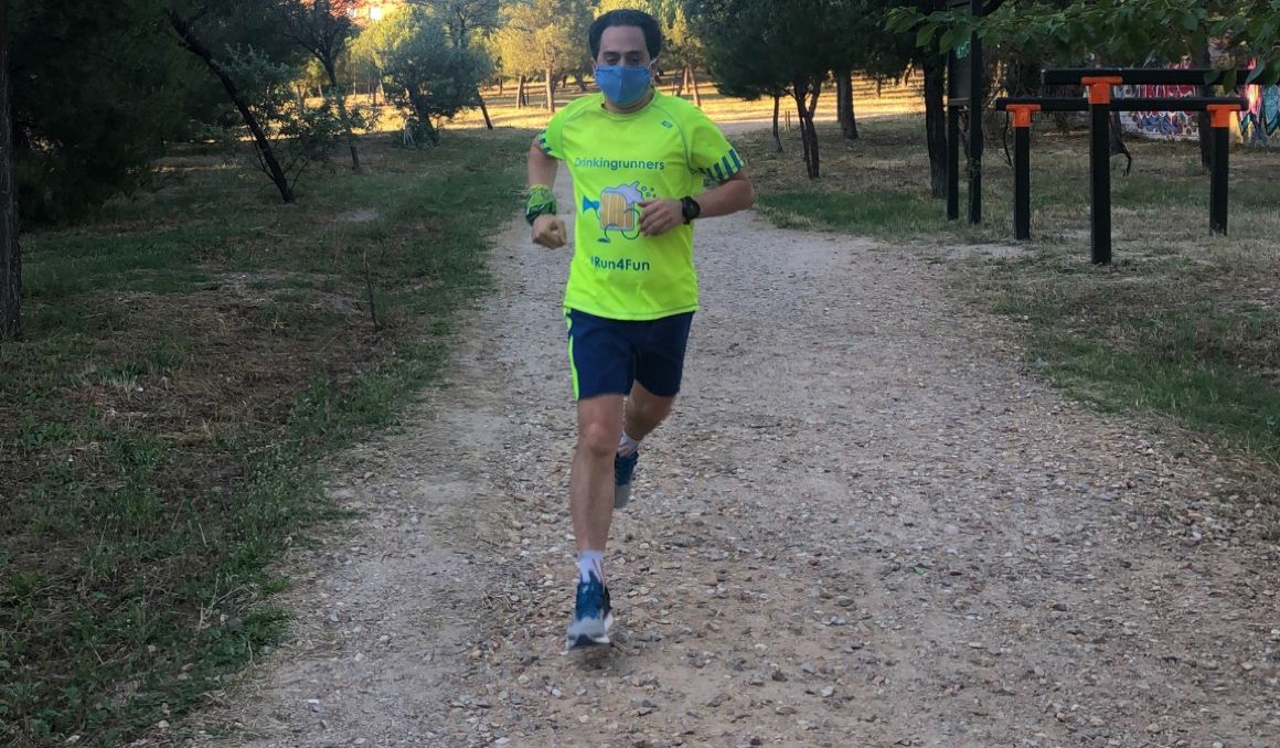 Pablo Sánchez Carmenado lleva diez años fomentando el deporte y la solidaridad al frente de los Drinking Runners.