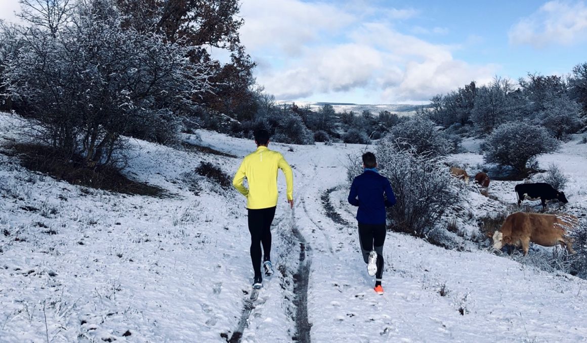 Dos corredores practicando nuestro deporte sobre la nieve