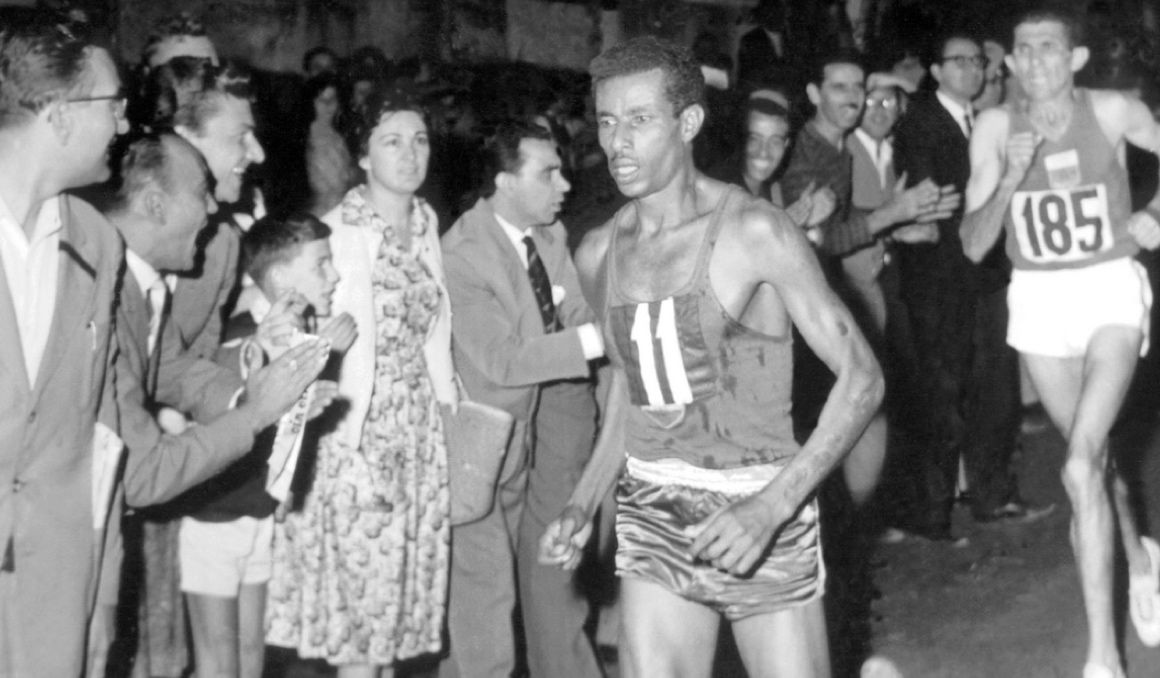 Una imagen de Abebe Bikila en los Juegos Olímpicos de Roma 1960. Foto: Olympics.