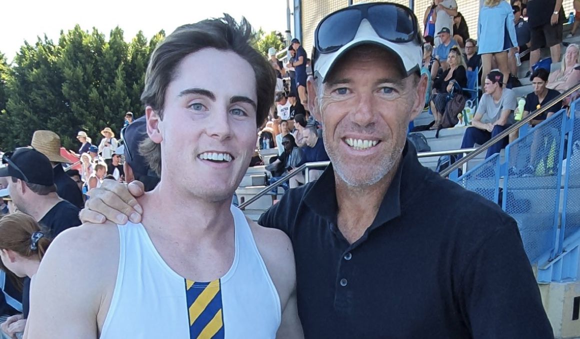 Rohan Browning con su entrenador tras lograr bajar de 10 segundos en 100 metros