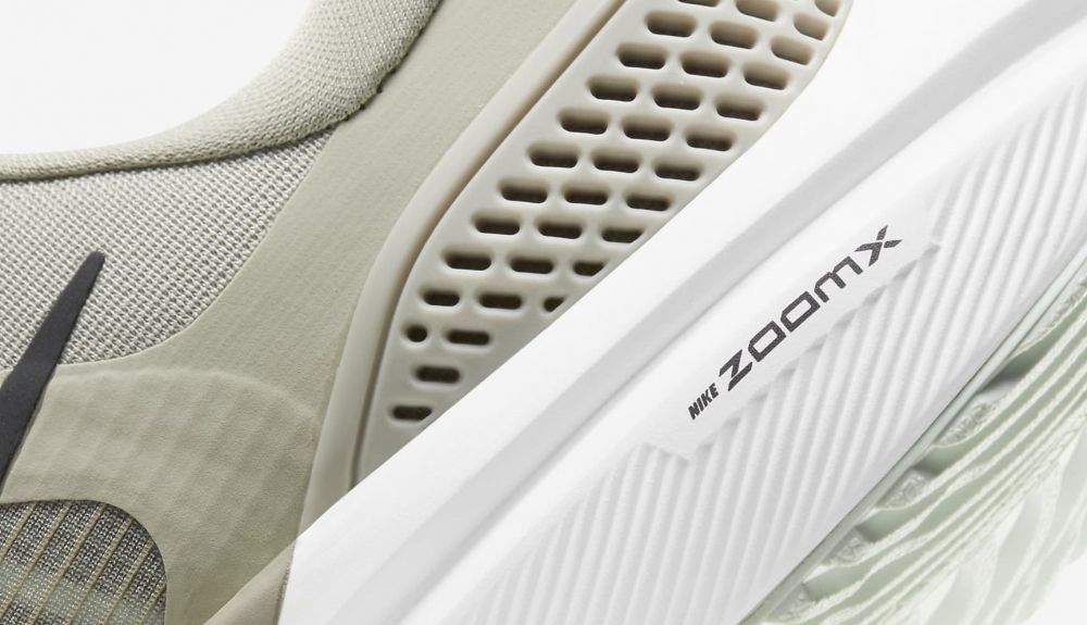 El Zoom X en la Zoom Vomero 15 va desde el talón hasta el centro El Zoom X en la Zoom Vomero 15 va desde el talón hasta el centro