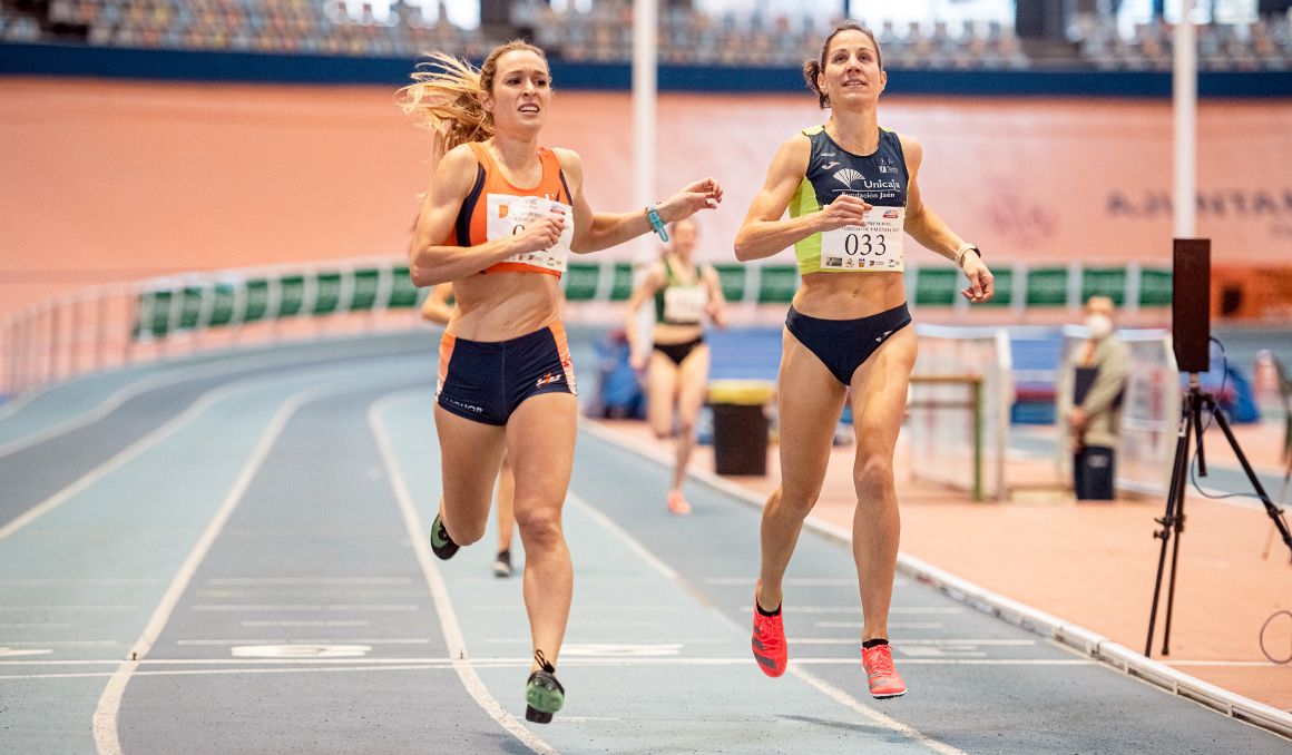 Victoria Sauleda imponiéndose a Natalia Romero en los 800 metros del pasado Gran Premio Internacional Ciudad de Valencia. | Foto: Sportmedia