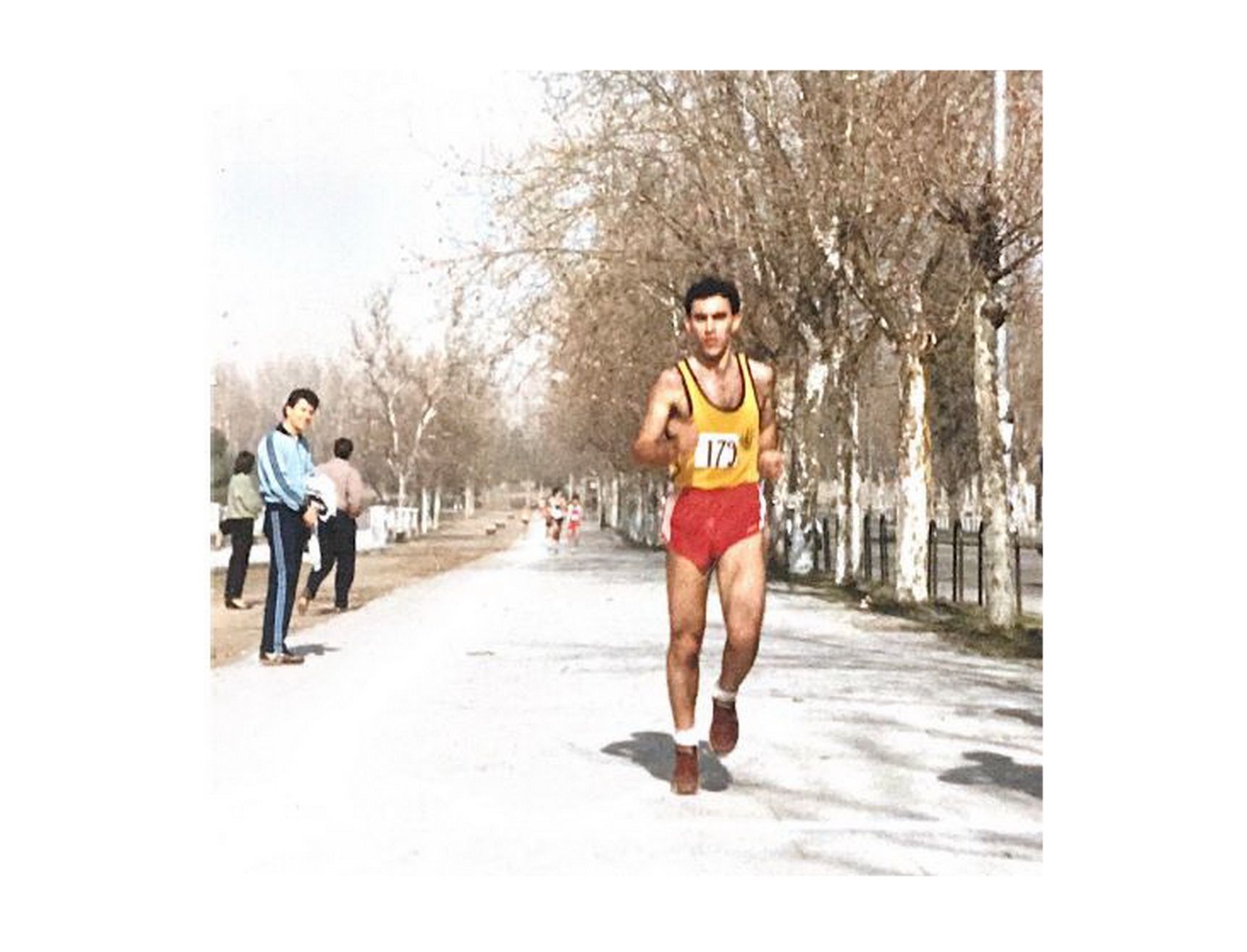 El doctor Hernán Silván imponiéndose en un cross universitario.