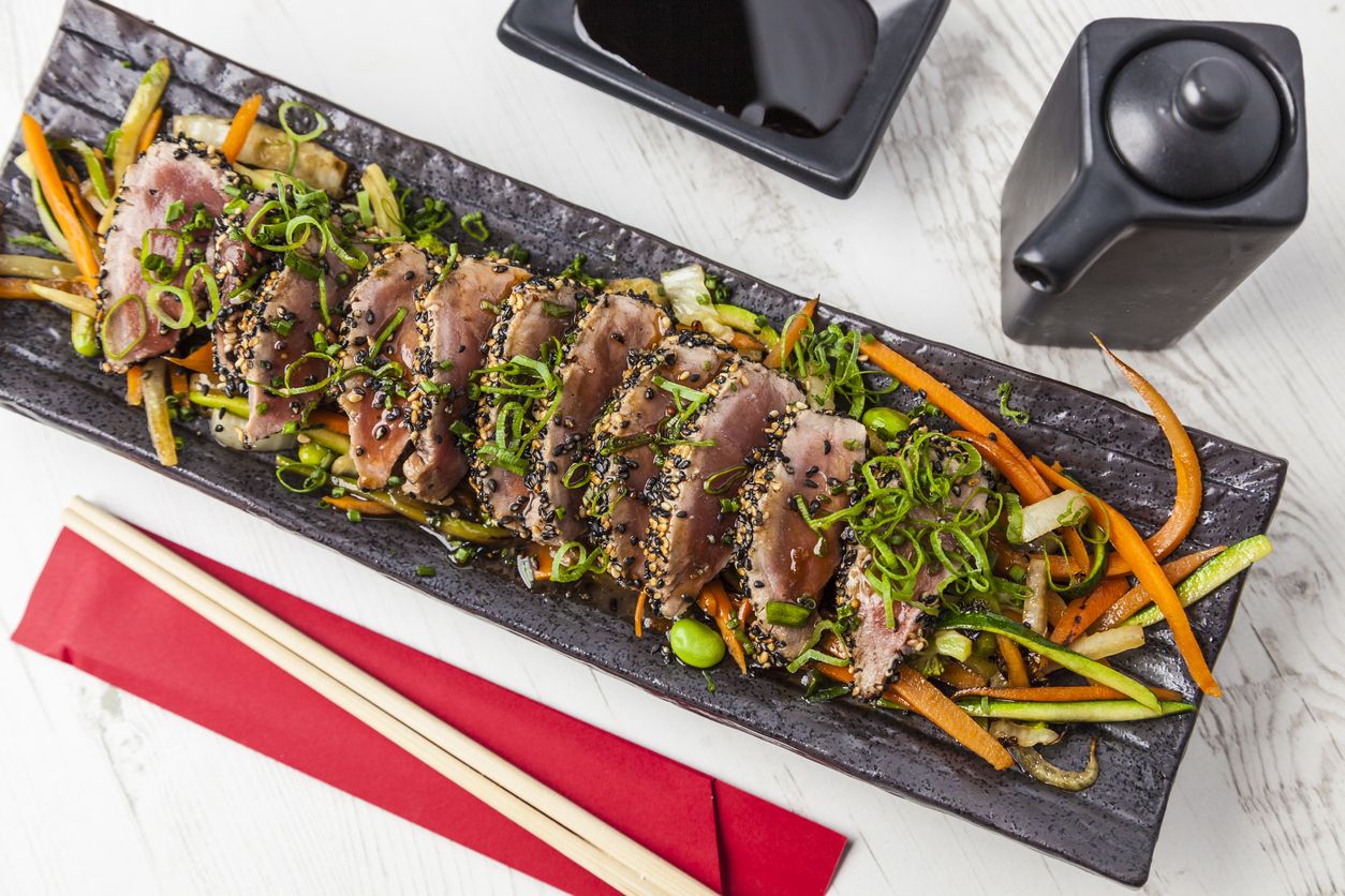 Tataki de atún con jengibre y pistacho