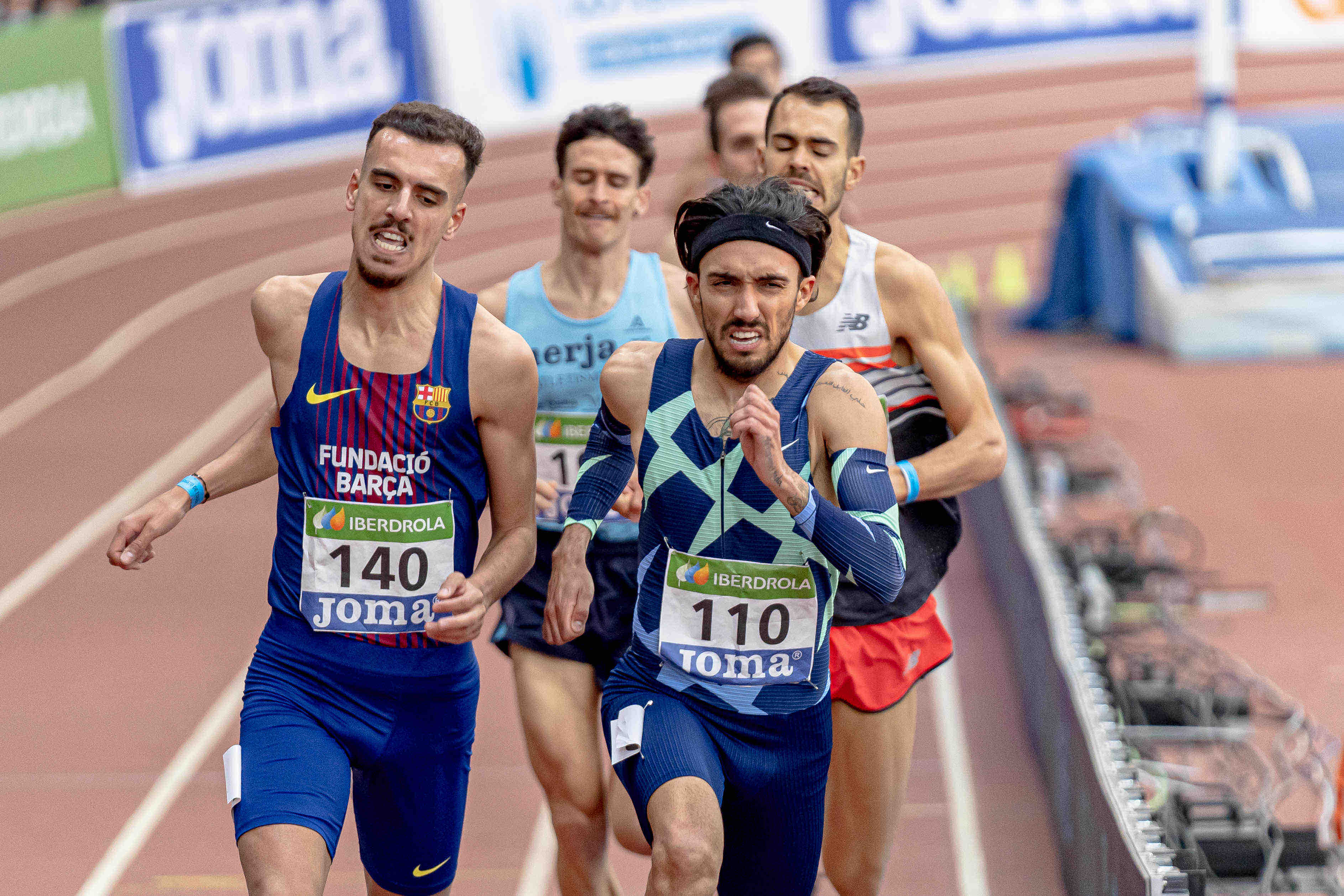 Carro y Nassim Hassaous peleando en la final de los 3.000 metros.