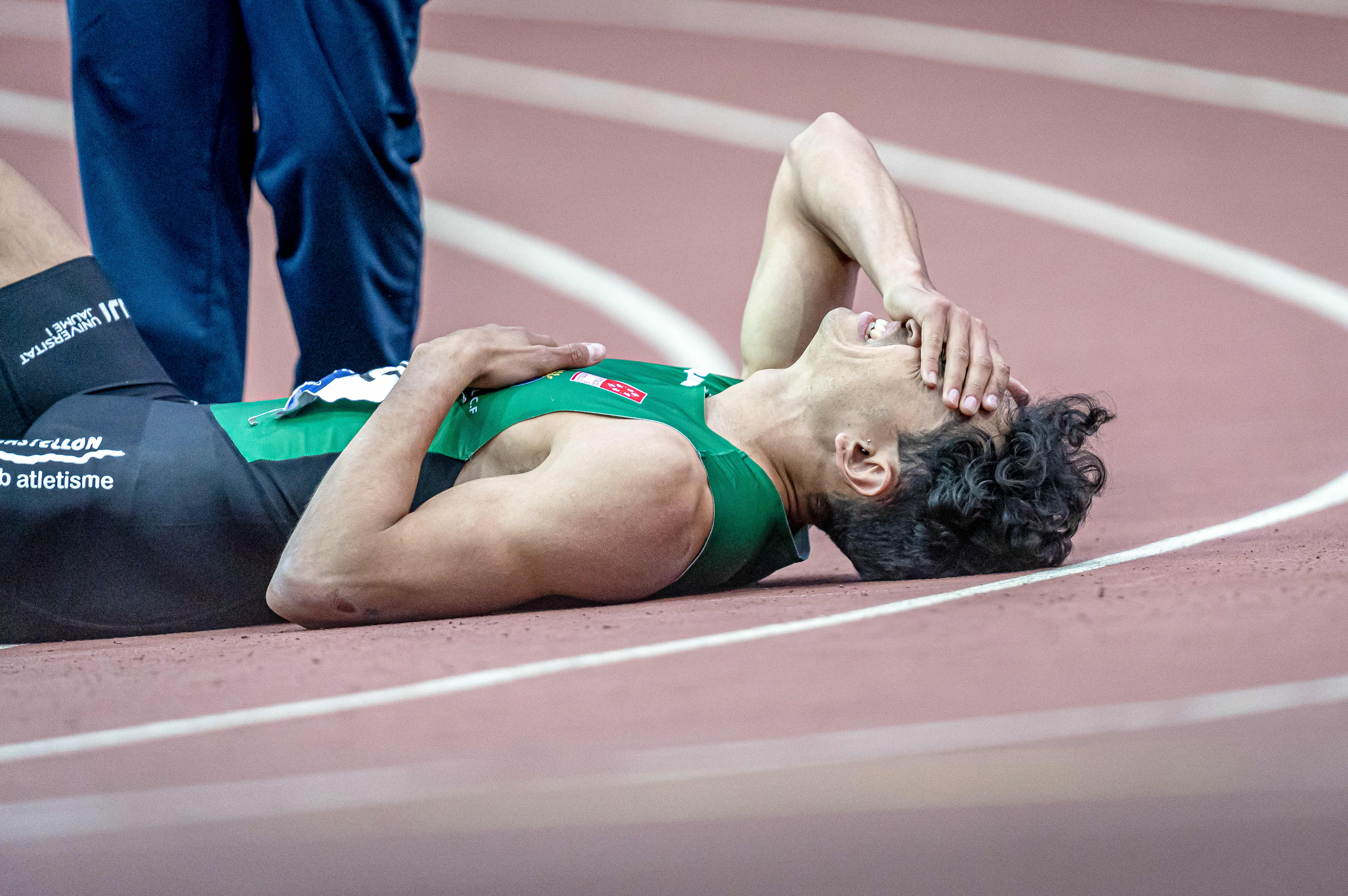 Bronce con sabor a agridulce para Arián Téllez, que se lesionó nada más cruzar la línea de meta de los 60 metros.