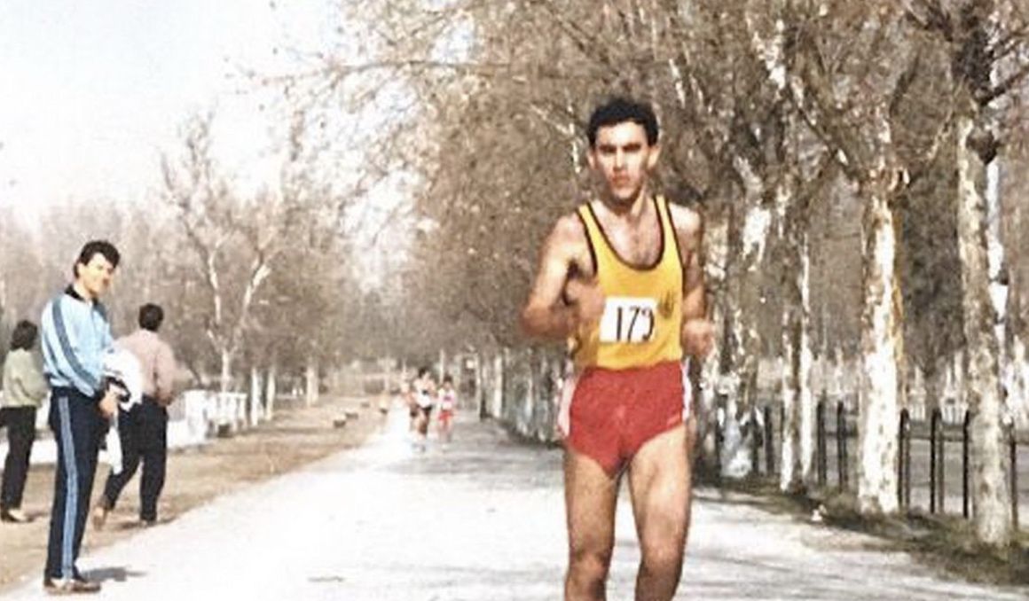El doctor Hernán Silván, autor del artículo, imponiéndose en un cross universitario.
