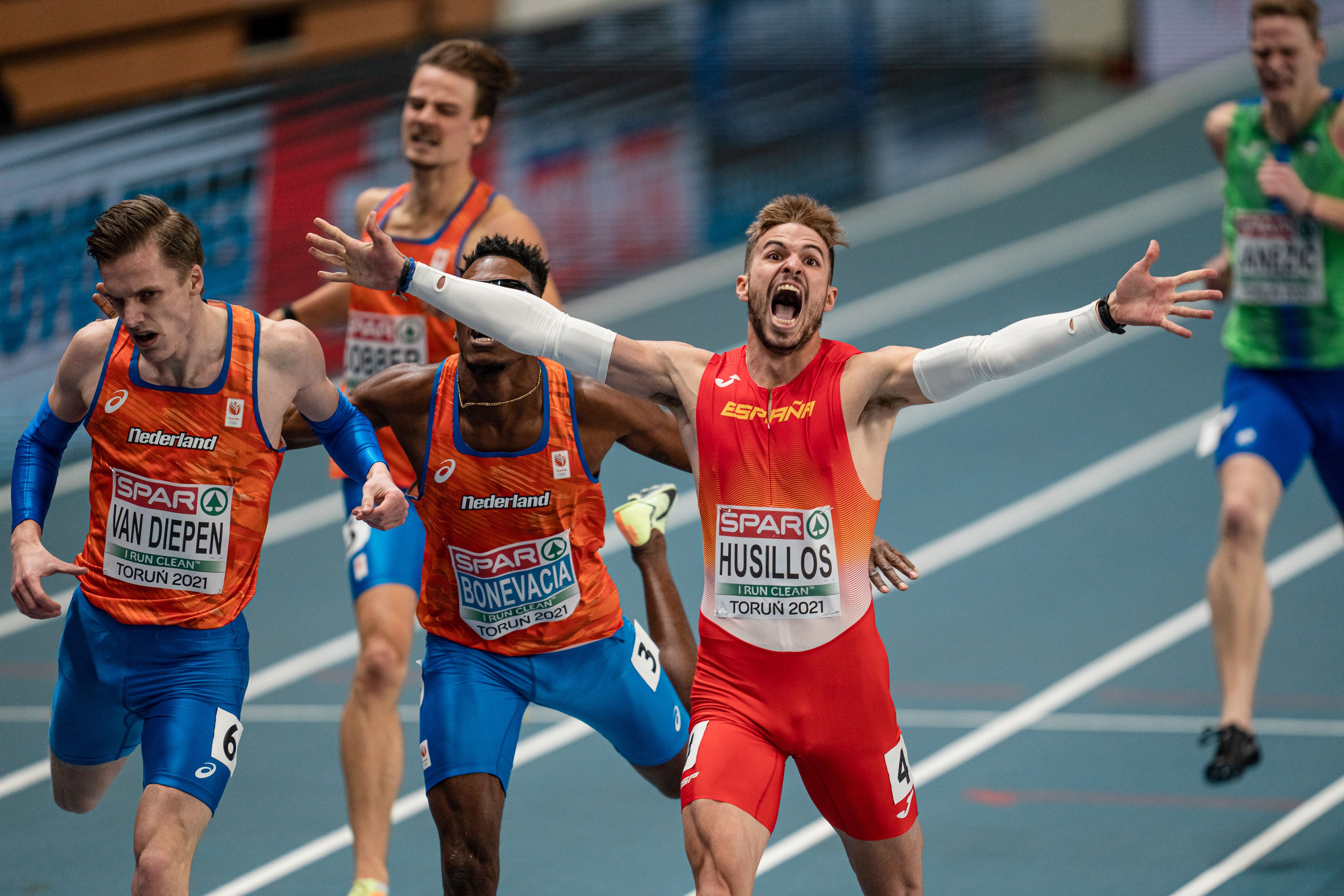 10 imágenes del histórico oro de Óscar Husillos en Toruń