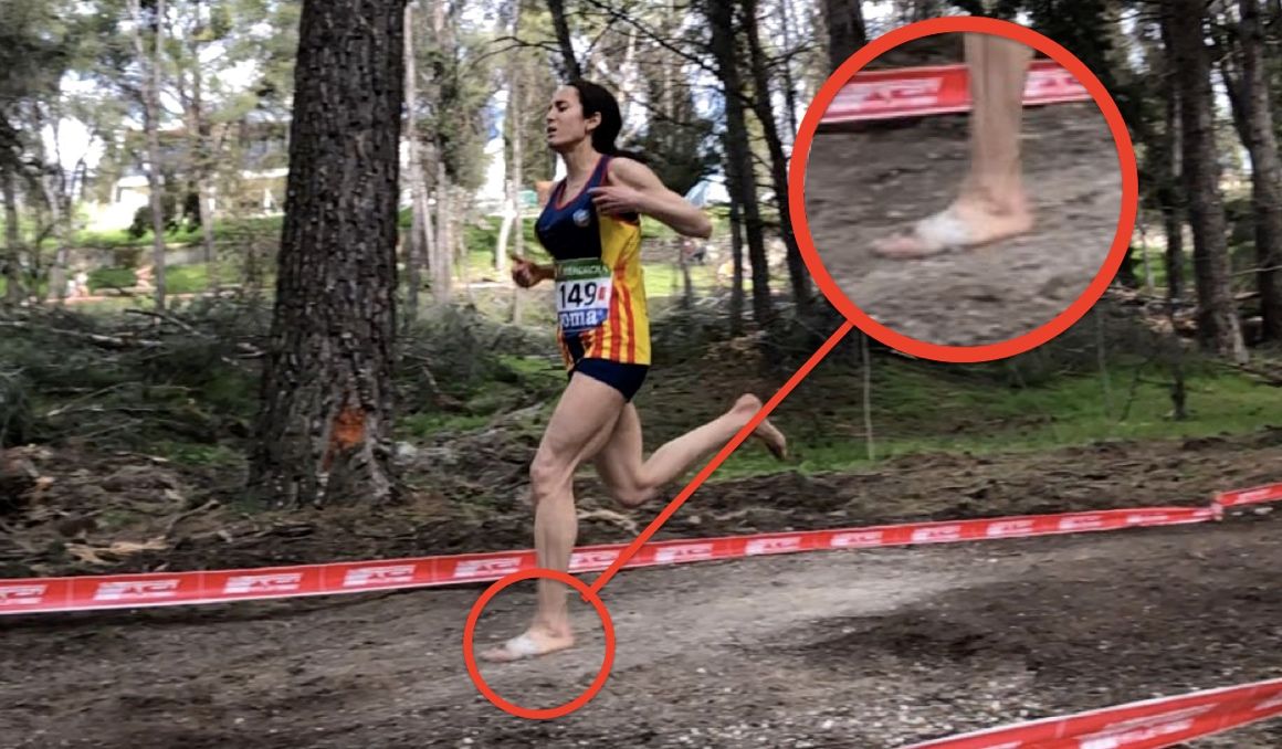 Ouboukir a cámara lenta y descalza en el nacional de cross.