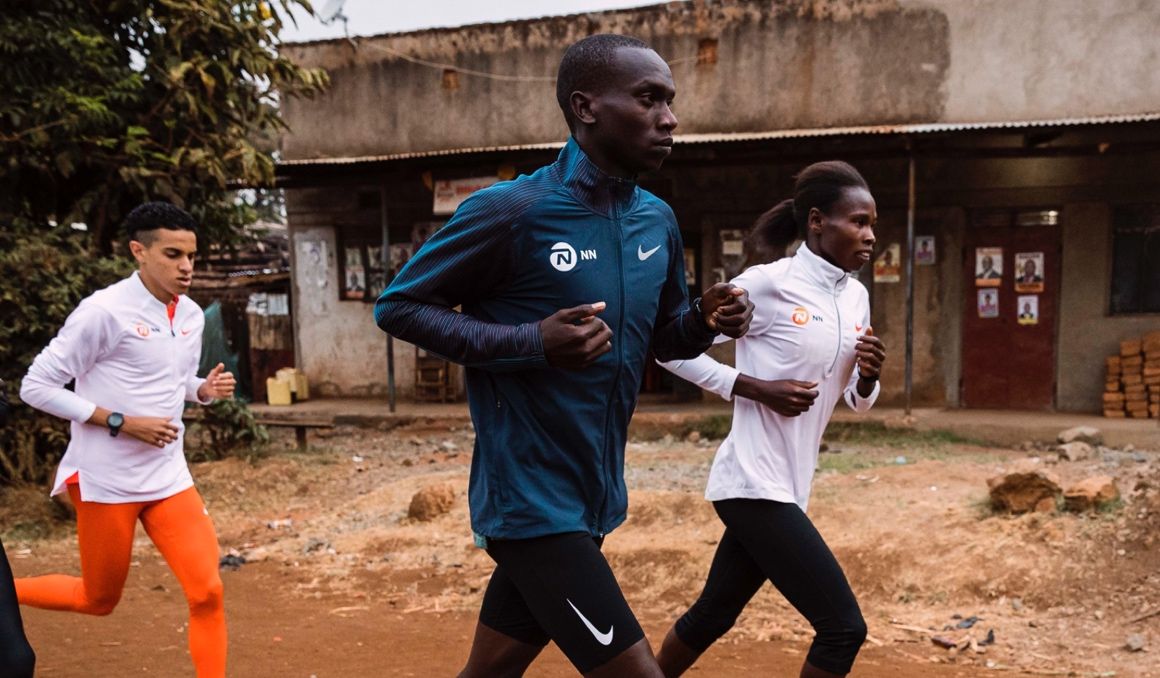 Cheptegei entrenando con, entre otros, el español Ouassim Oumaiz. Foto Dan Vernon 