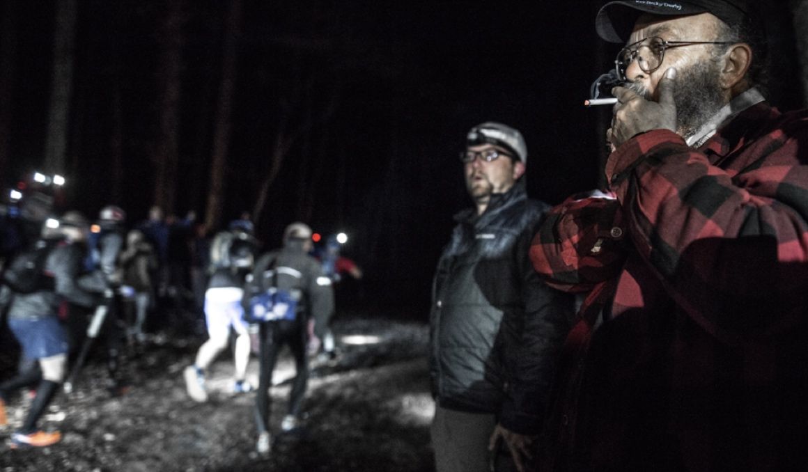 Lazarus Lake con su cigarrillo encendido dando la salida de The Barkley Marathons