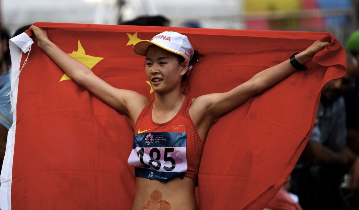 La china Yang Jiayu bate el récord mundial de 20 kilómetros marcha con 1:23:49.