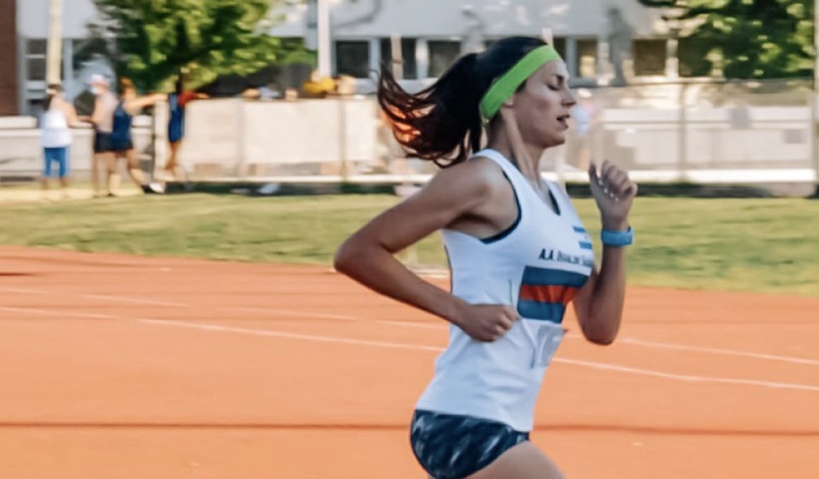 La atleta Anna Scappini en una competición en pista en Argentina