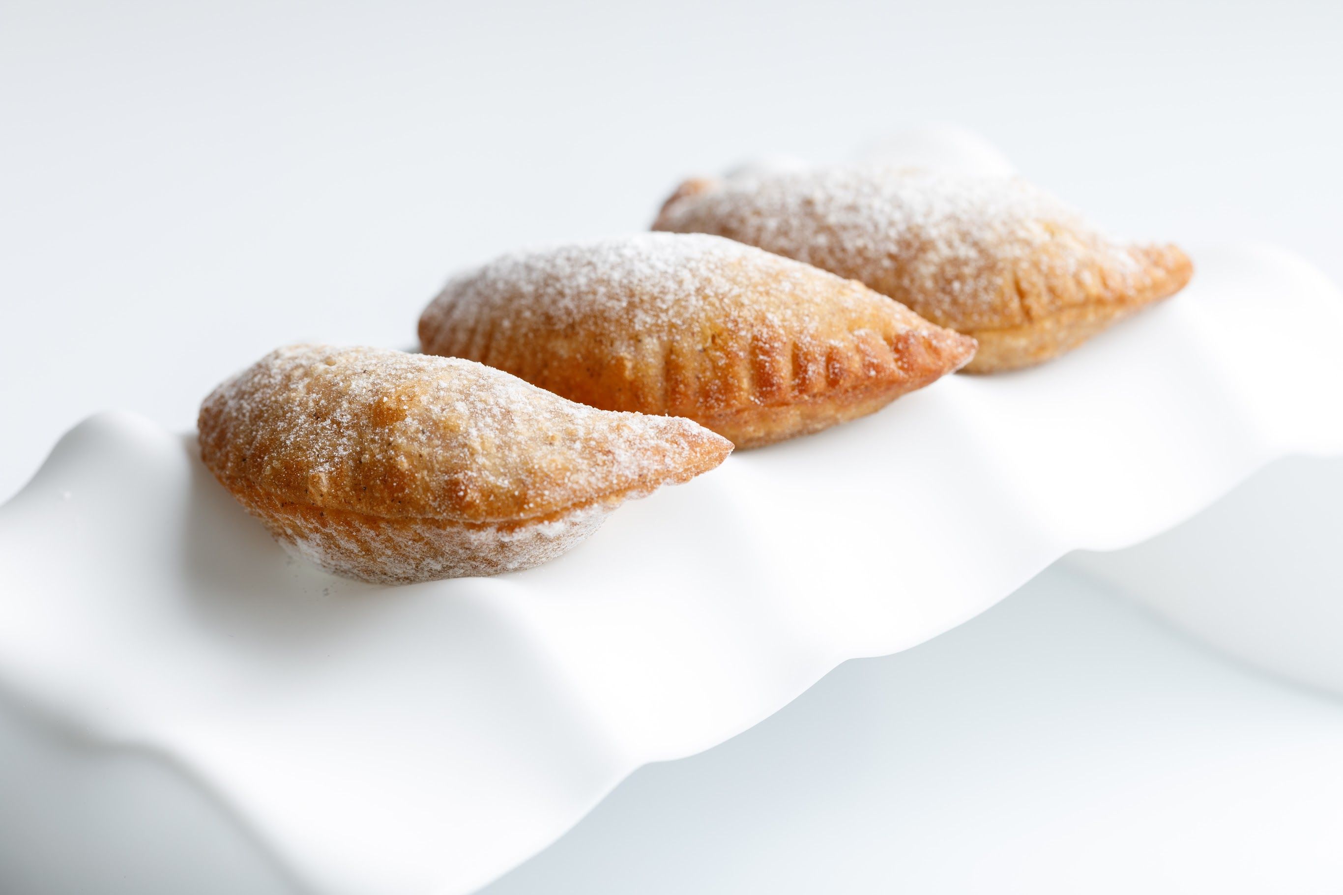 Empanadillas morunas de pollo, almendras y Ras el Hanout
