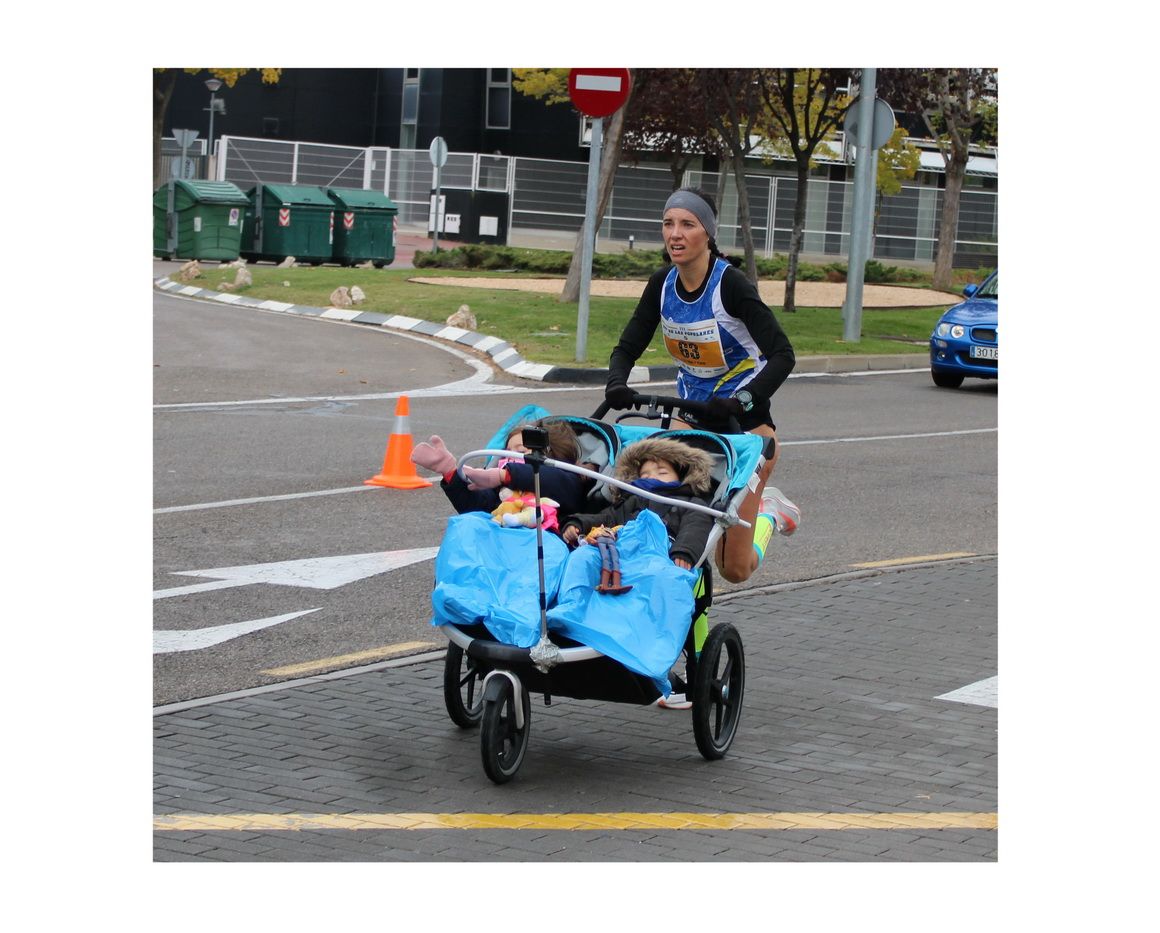Beatriz Morillo, logrando uno de sus récords Guiness corriendo con carrito doble