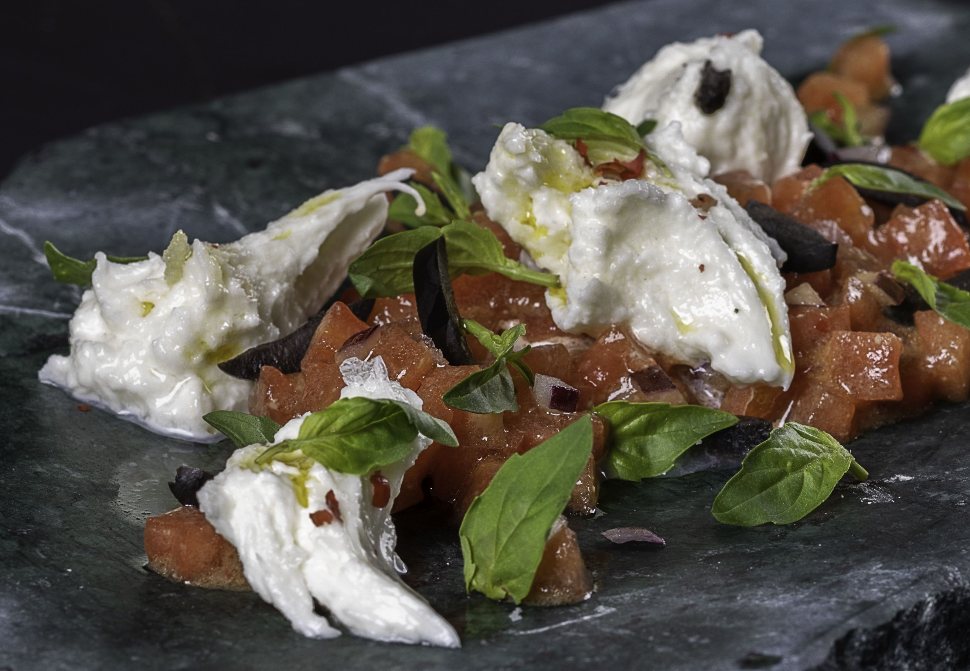 Tartar de tomate con mozzarella