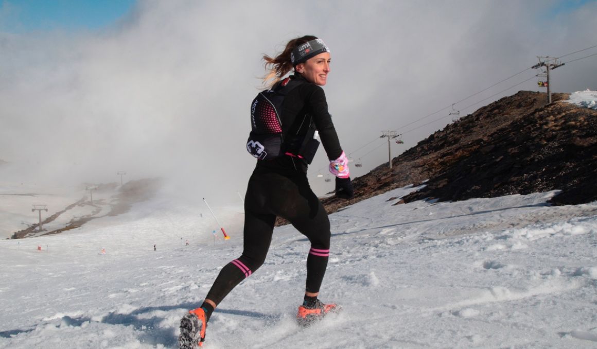 Azara García, primera mujer en ganar la VII Ultra Sierra Nevada, a su paso por la estación de esquí de Pradollano. Foto: Pepe Torres (EFE)