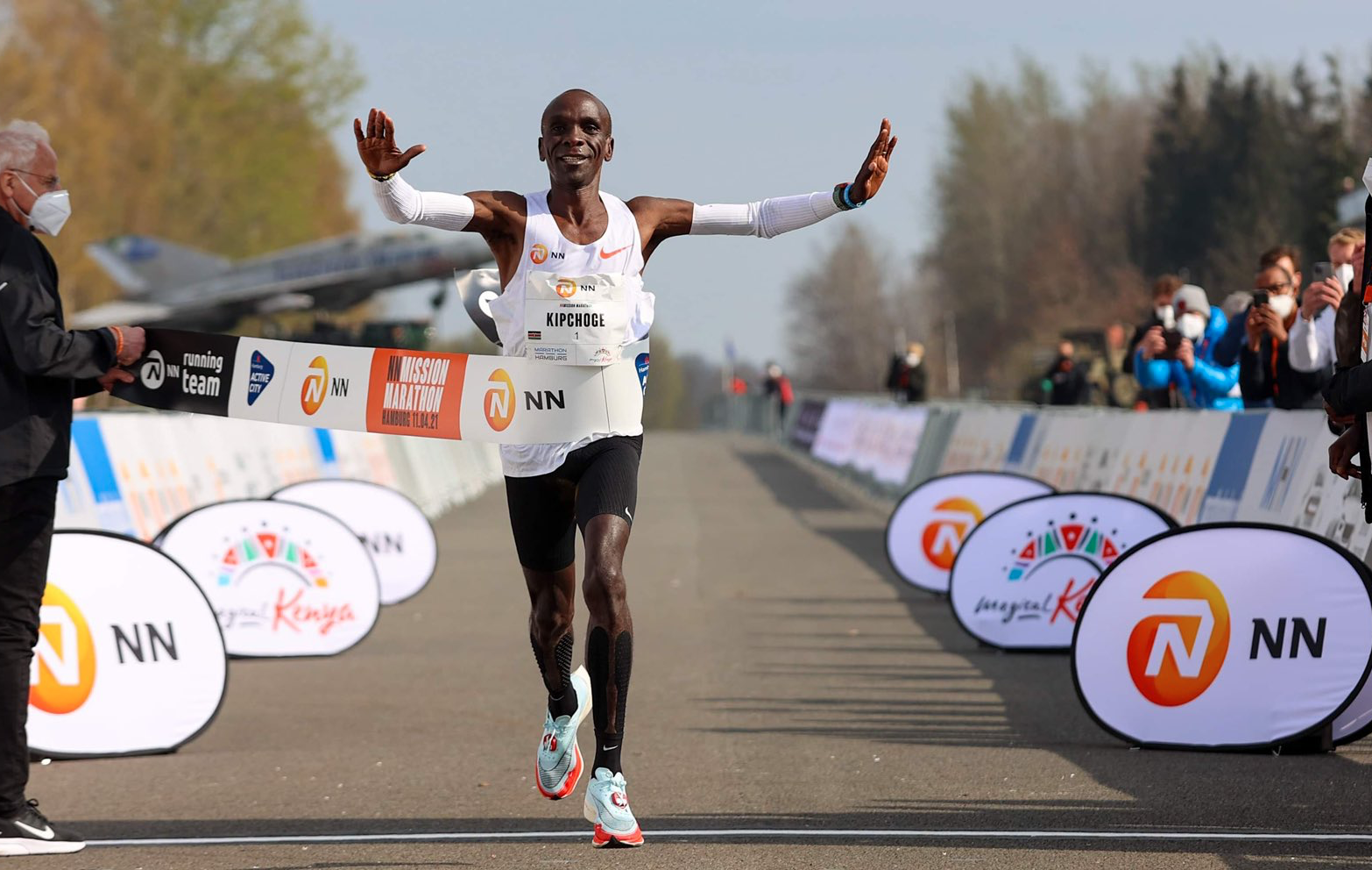 Kipchoge vuelve a vencer: 2:04:30 en el aeropuerto de Twente. Foto: NN Running Team.
