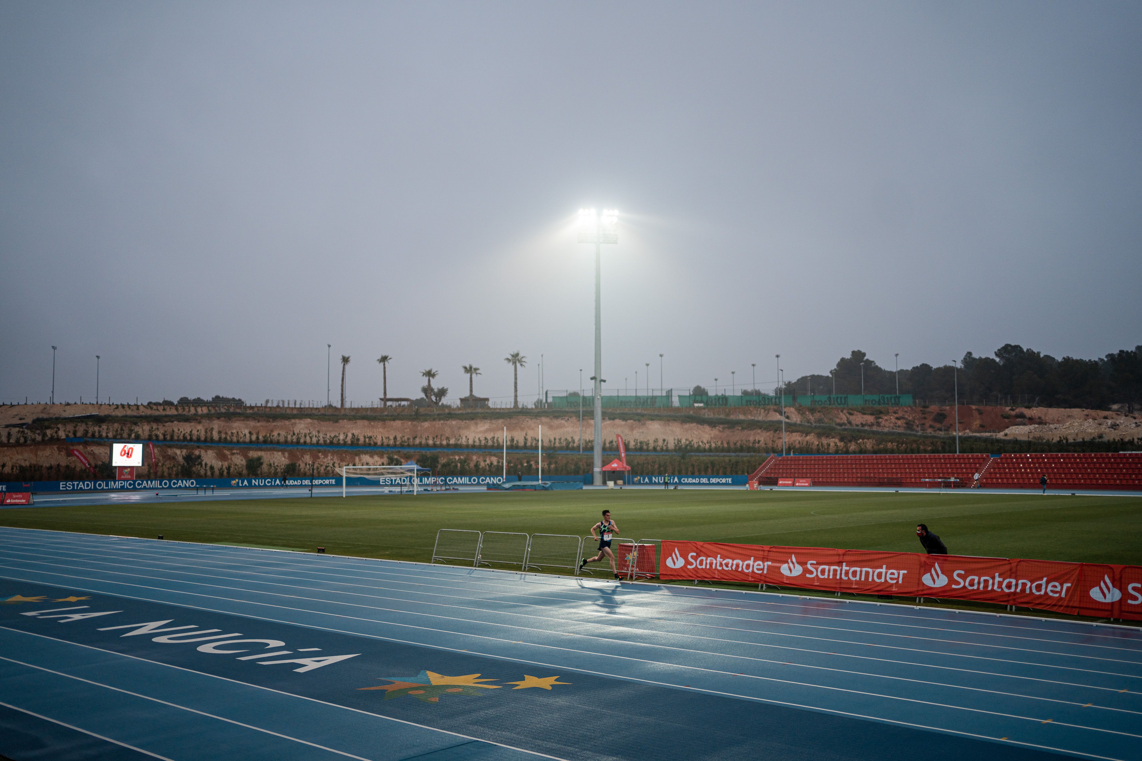La soledad del corredor de fondo reflejada en esta foto de Dani Mateo en el Estadio Olímpico de La Nucía. Foto: Sportmedia.