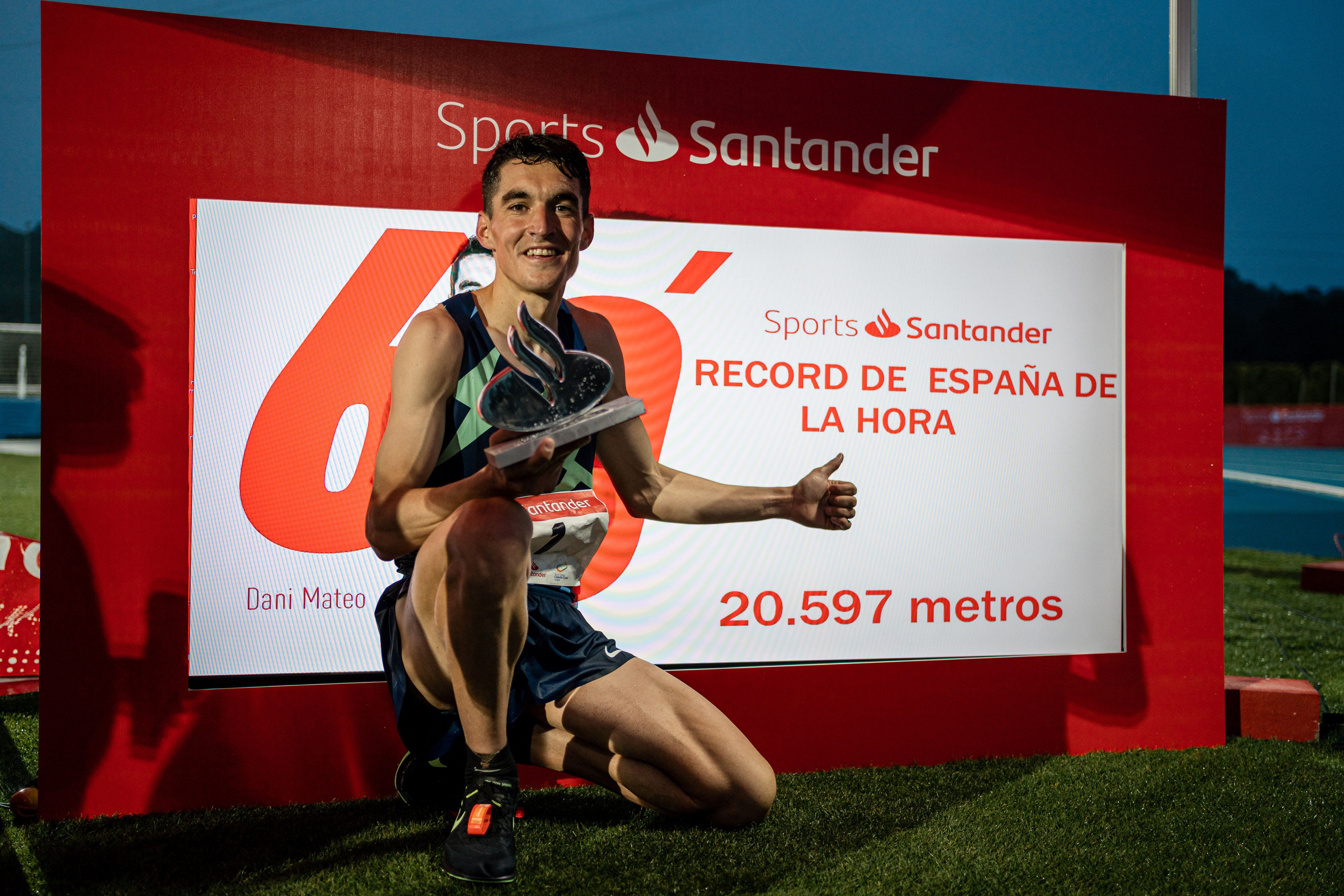 Dani Mateo junto con su nueva mejor marca española de la hora en pista. La cifra no es la exacta, pues finalmente la plusmarca se estableció en 20.593 metros. Foto: Sportmedia.