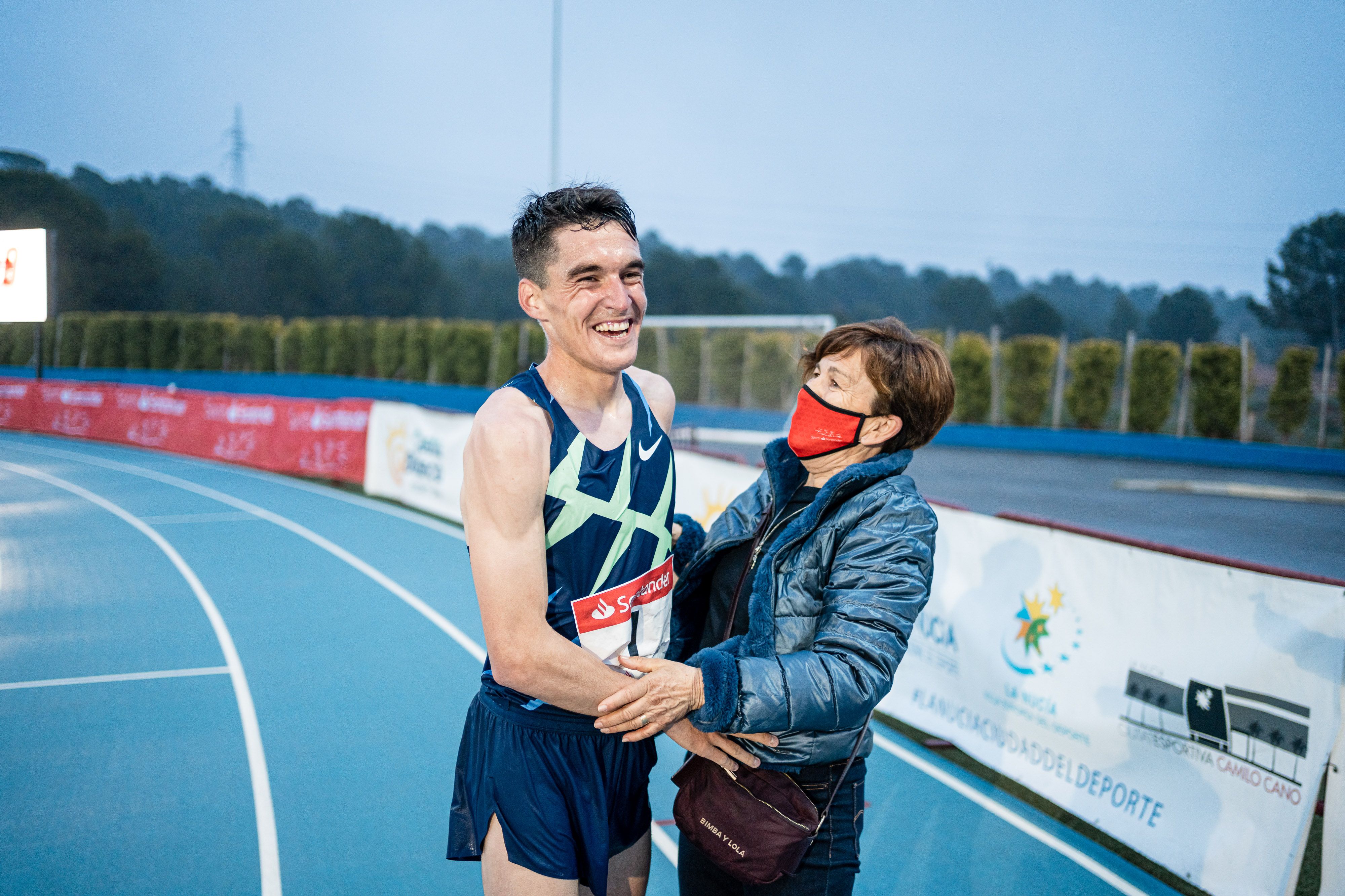 Daniel Mateo y su madre, Mercedes, celebrando la nueva mejor marca española de la hora en pista. Foto: Sportmedia.