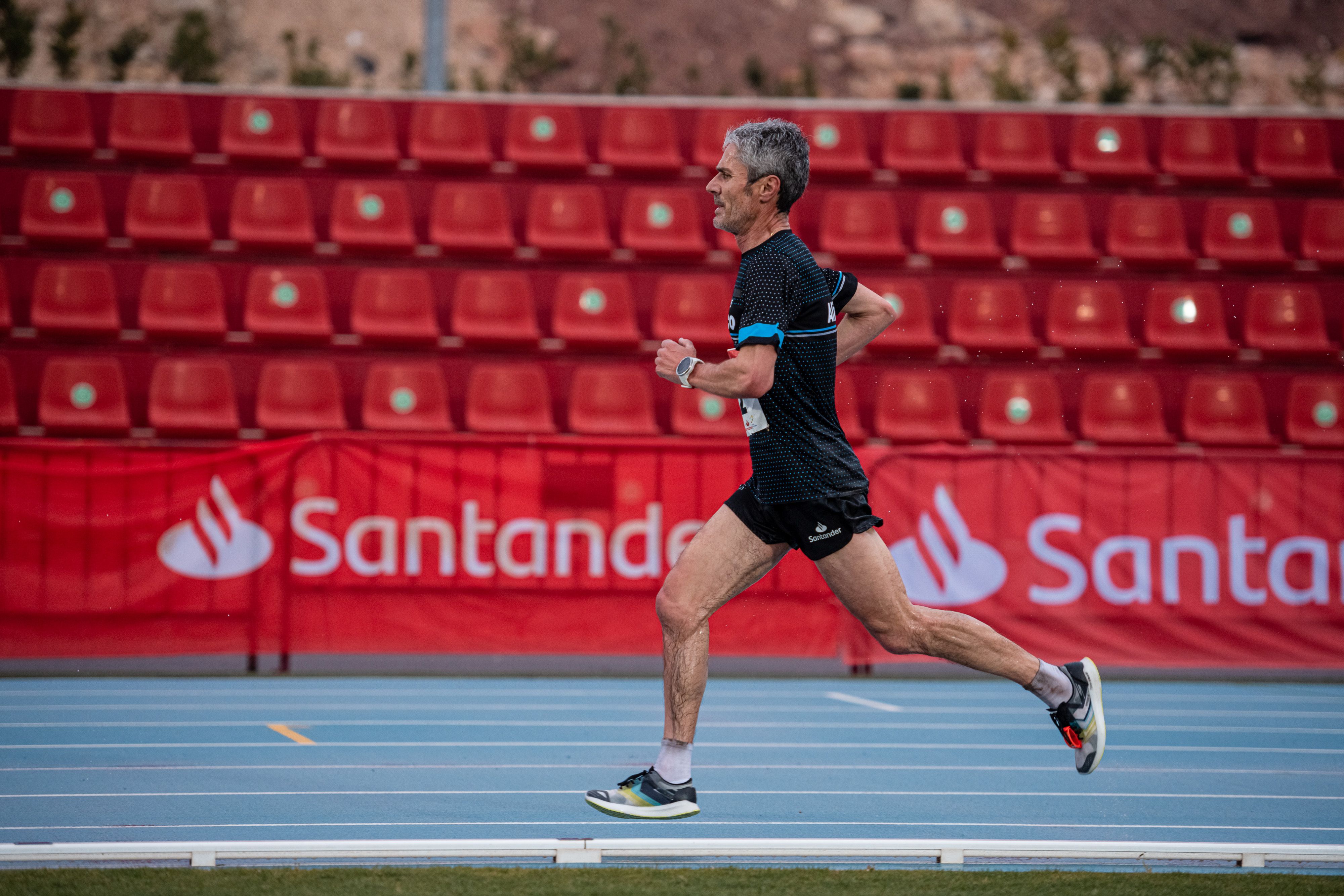 Martín Fiz continuaba su carrera por detrás, siempre a ritmo de 3:25 min/km. Foto: Sportmedia.