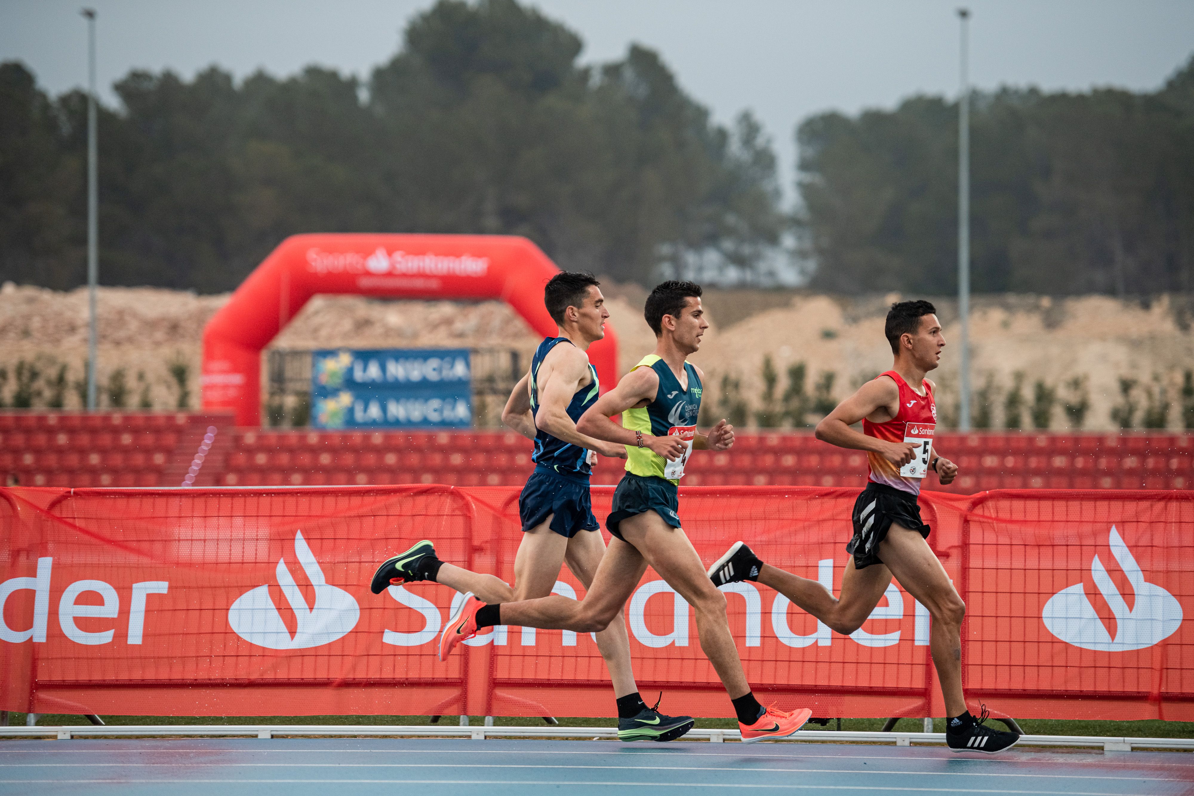 Houssame Benabbou, David Bascuñana y Dani Mateo en uno de los primeros compases de la prueba. Foto: Sportmedia.