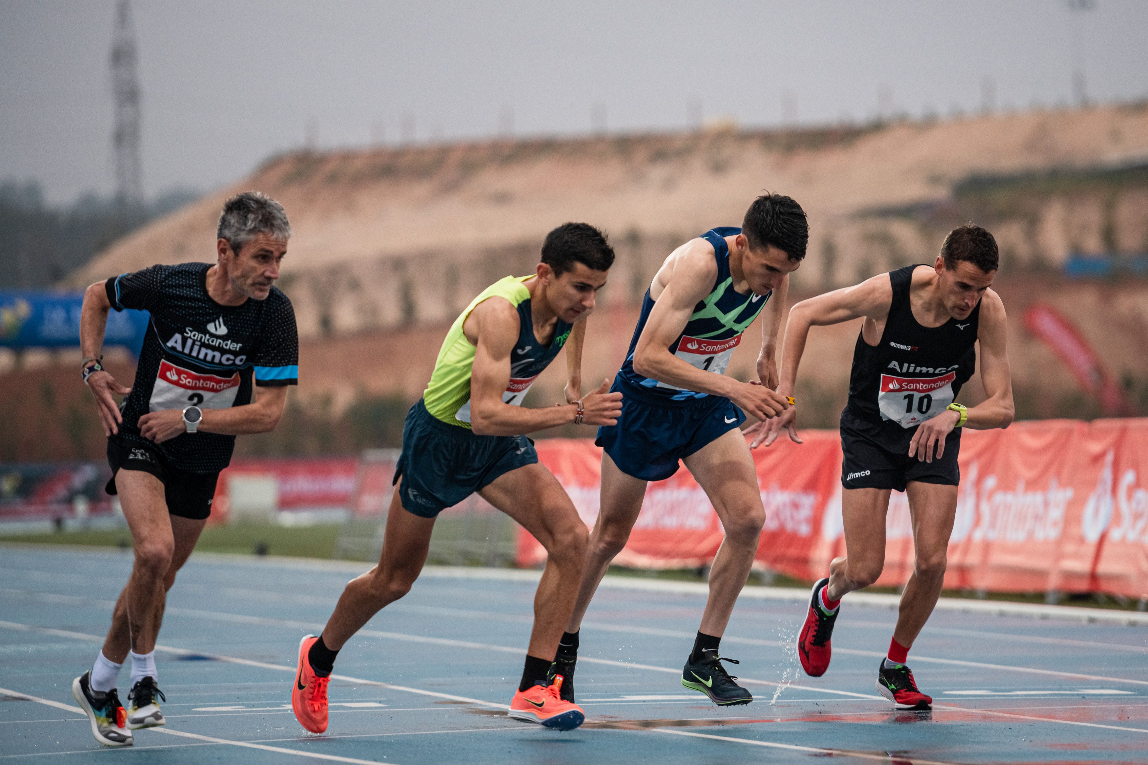 Momento de la salida con cuatro de los participantes en la prueba. De izquierda a derecha, Martín Fiz, David Bascuñana (liebre), Daniel Mateo y Marc Hurtado (liebre de Fiz). Foto: Sportmedia.