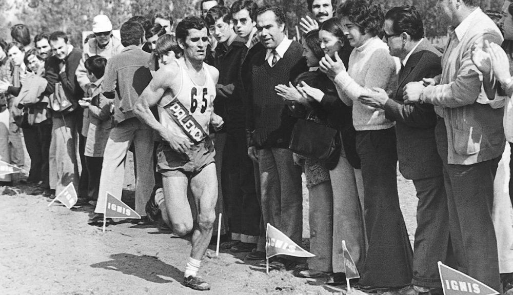 Una imagen de Mariano Haro imponiéndose en el campeonato de España de cross 1975 en Pineda (Sevilla) Una imagen de Mariano Haro imponiéndose en el campeonato de España de cross 1975 en Pineda (Sevilla)