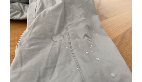 Prueba de impermeabilidad de la chaqueta Sanfo+ Polartec Alpha