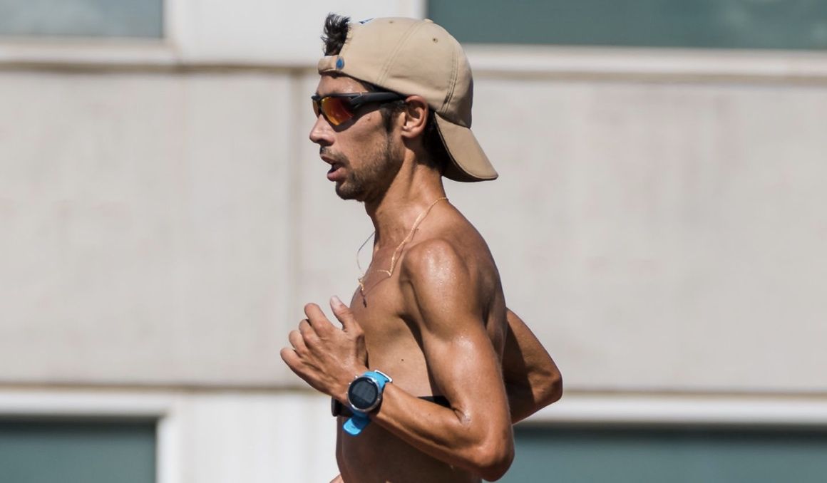 El maratoniano español Javi Guerra protegiendo su vista en un test de lactato. Foto: Sportmedia. 