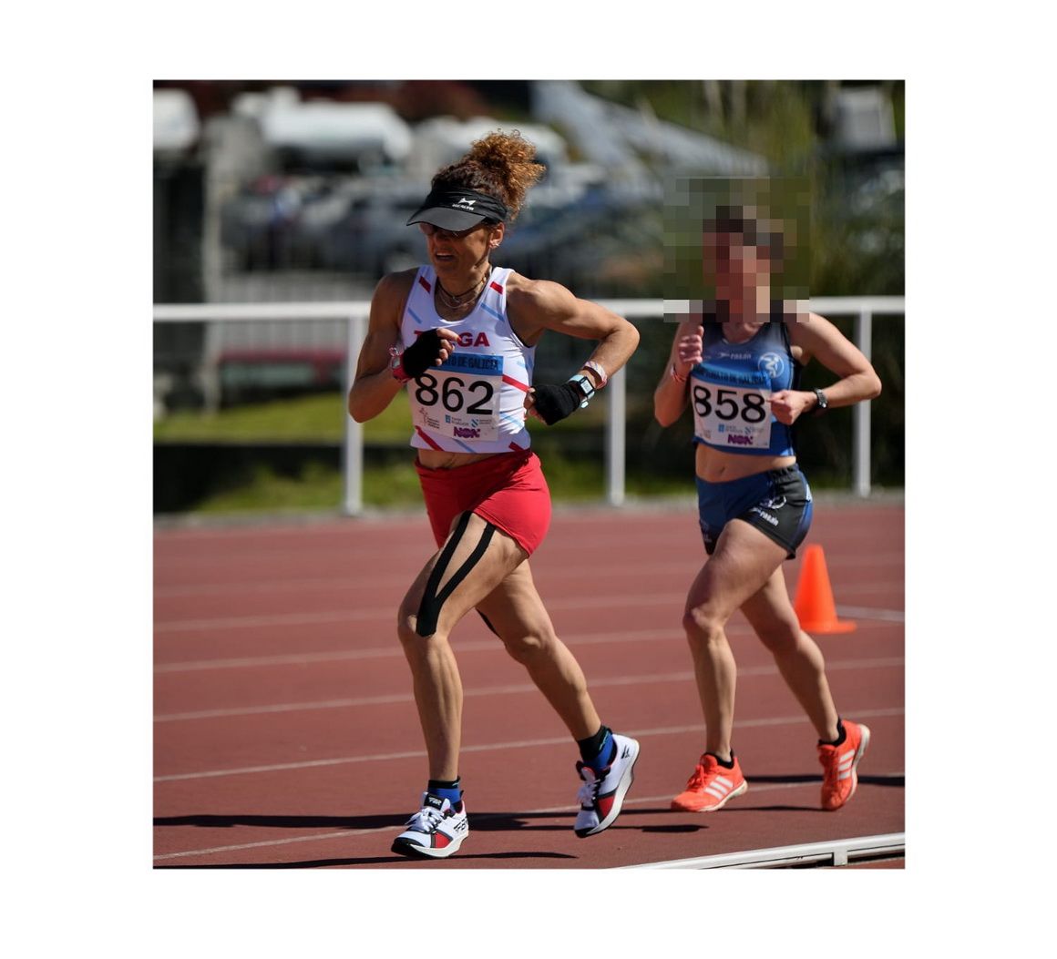 Julia Vaquero, con camiseta blanca, corriendo el campeonato gallego máster de 3.000 metros el 21 de marzo de 2021