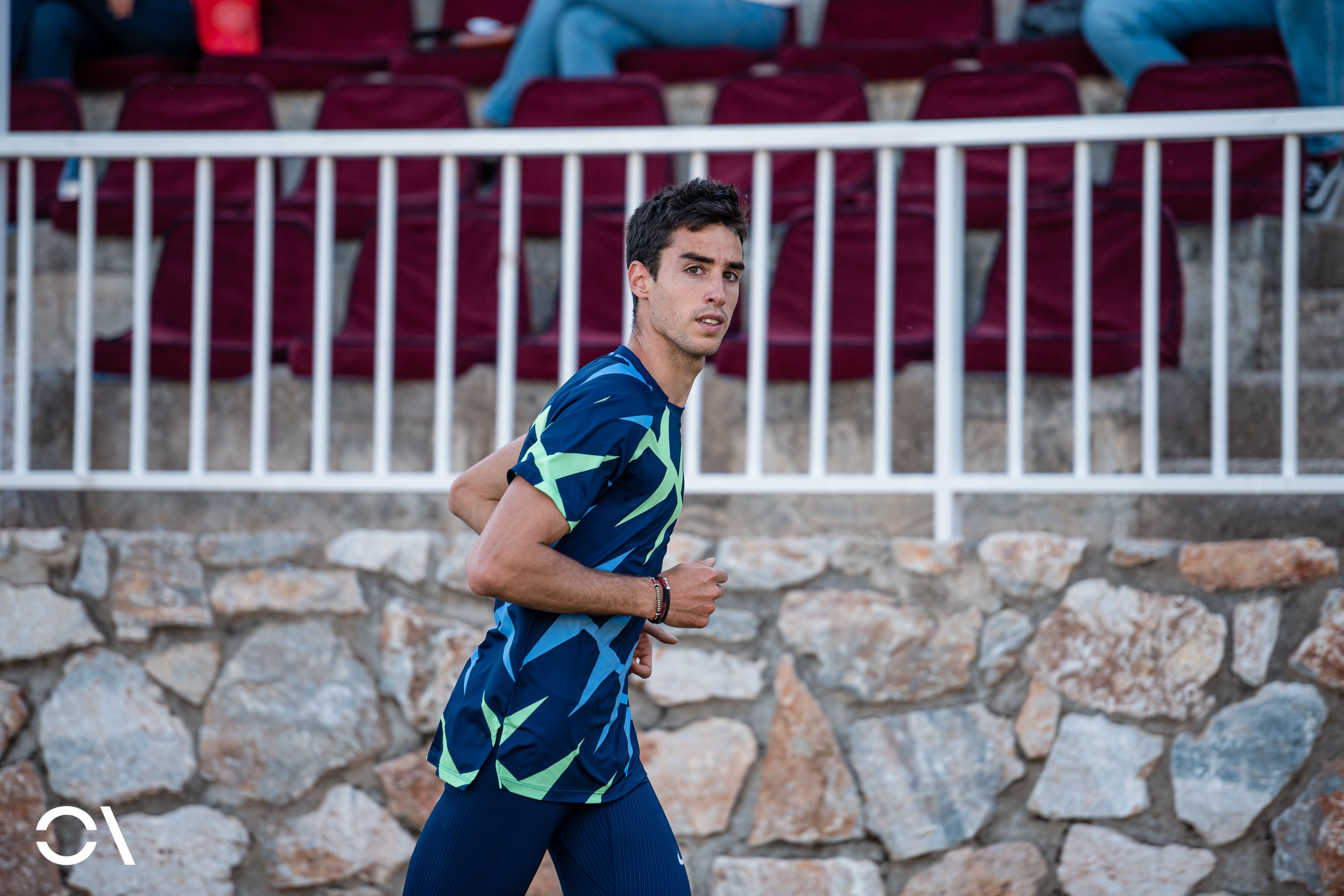 Jesús Gómez durante el calentamiento en el Desafío Nerja 2021, en el que acabó batiendo el récord de España de 1.000 metros. Foto: Sportmedia.