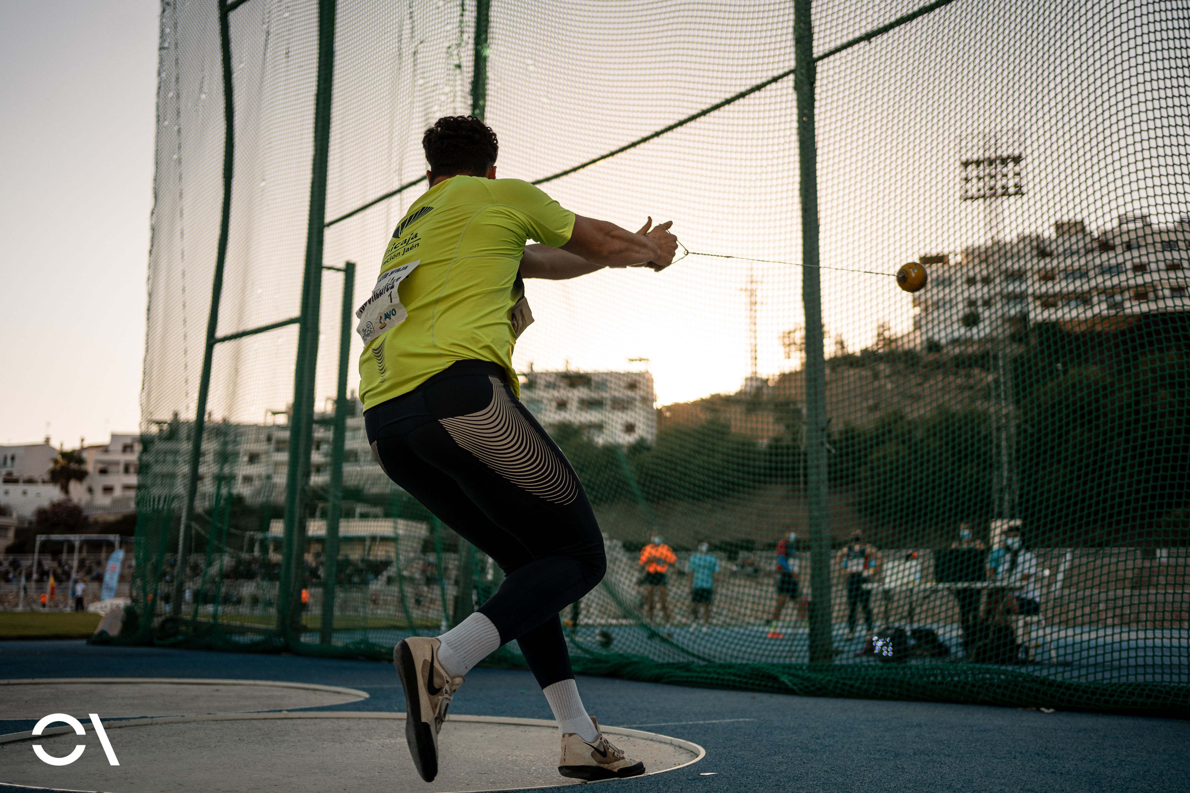 Alberto González lanzando el martillo en Nerja. Foto: Sportmedia.