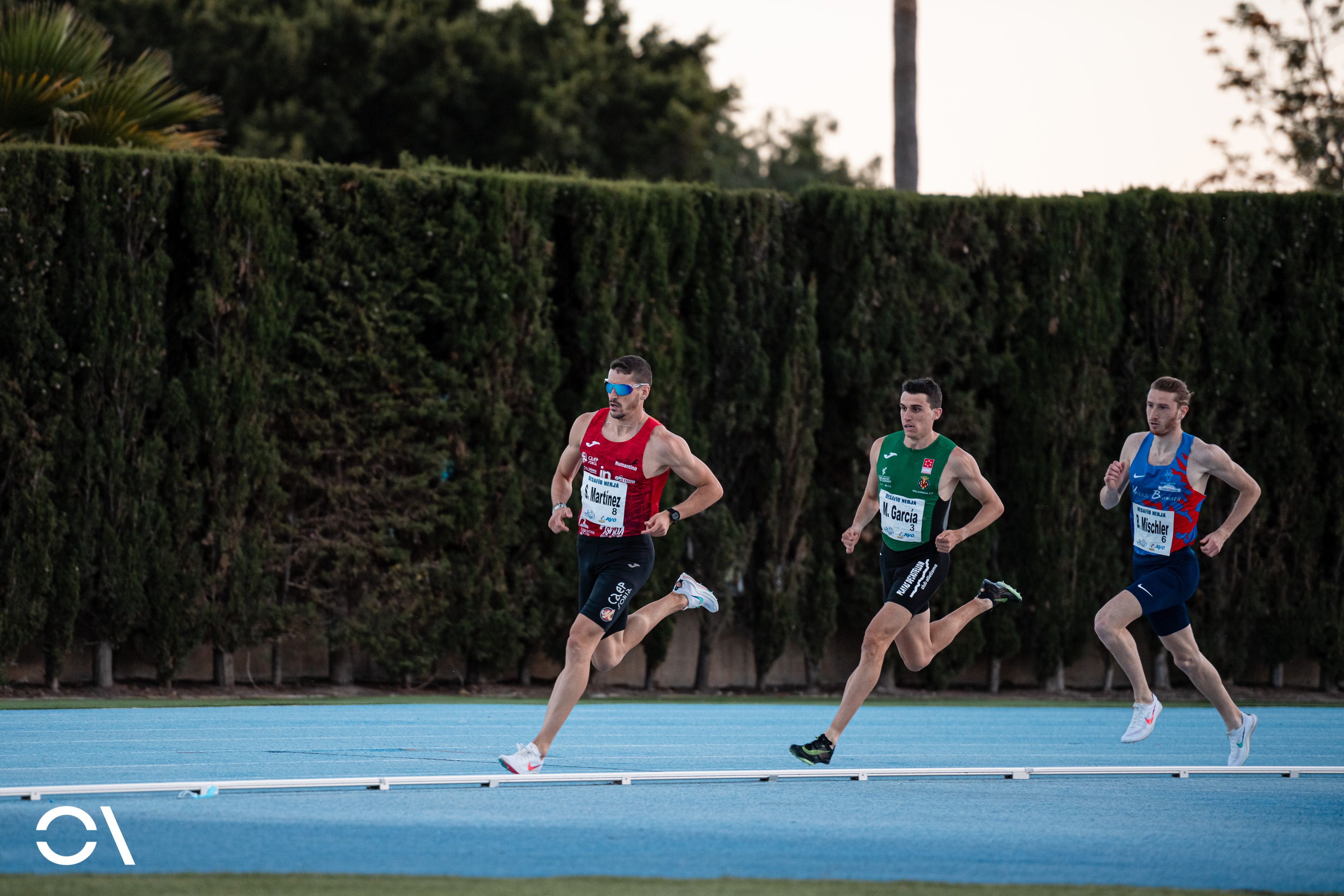 Una imagen de los primeros compases de la carrera de 1.000 metros en categoría masculina con Saúl Martínez haciendo las labores de liebre. Foto: Sportmedia.