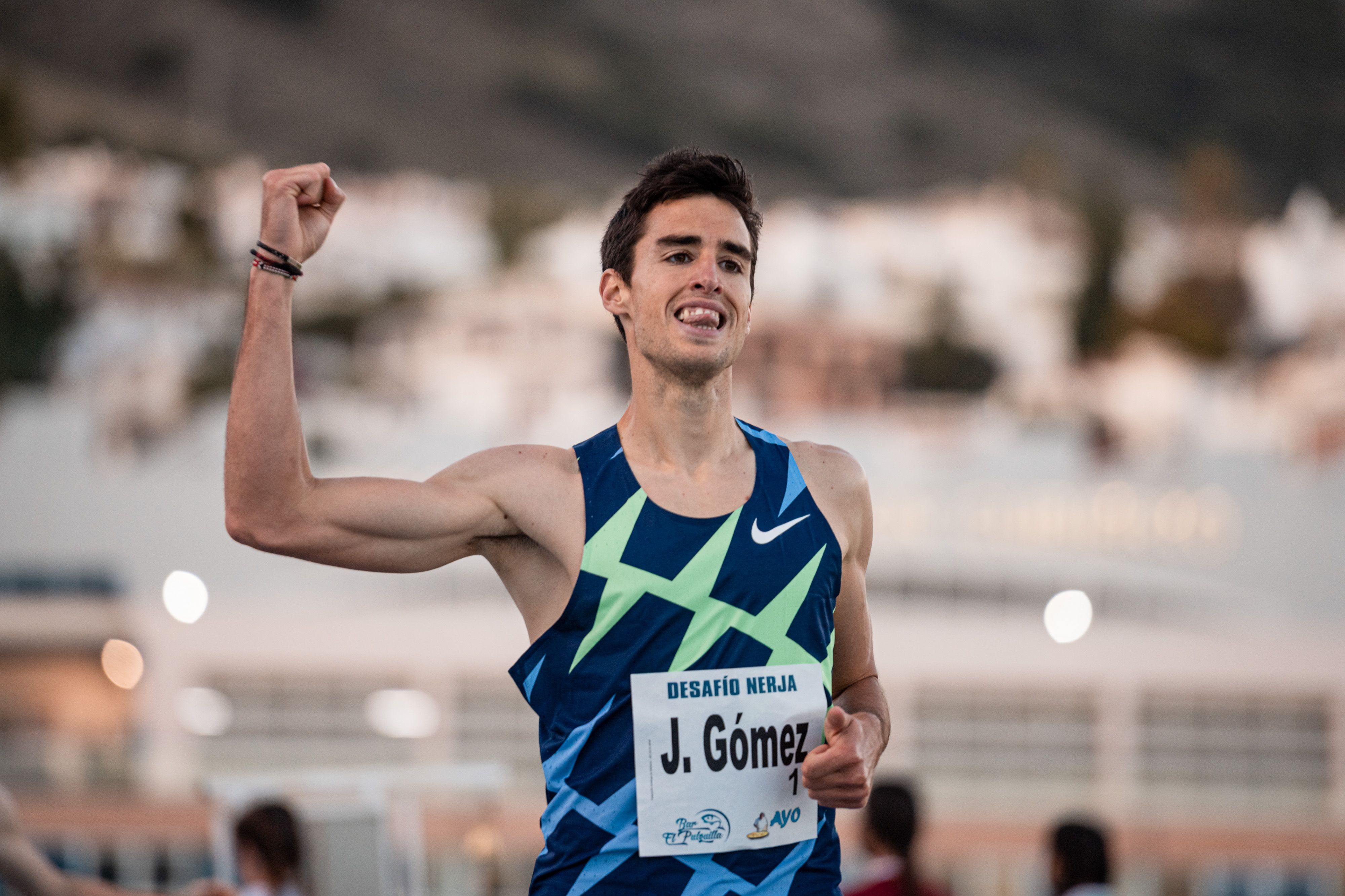 Jesús Gómez celebrando su nuevo récord de España de 1.000 metros. Foto: Sportmedia.