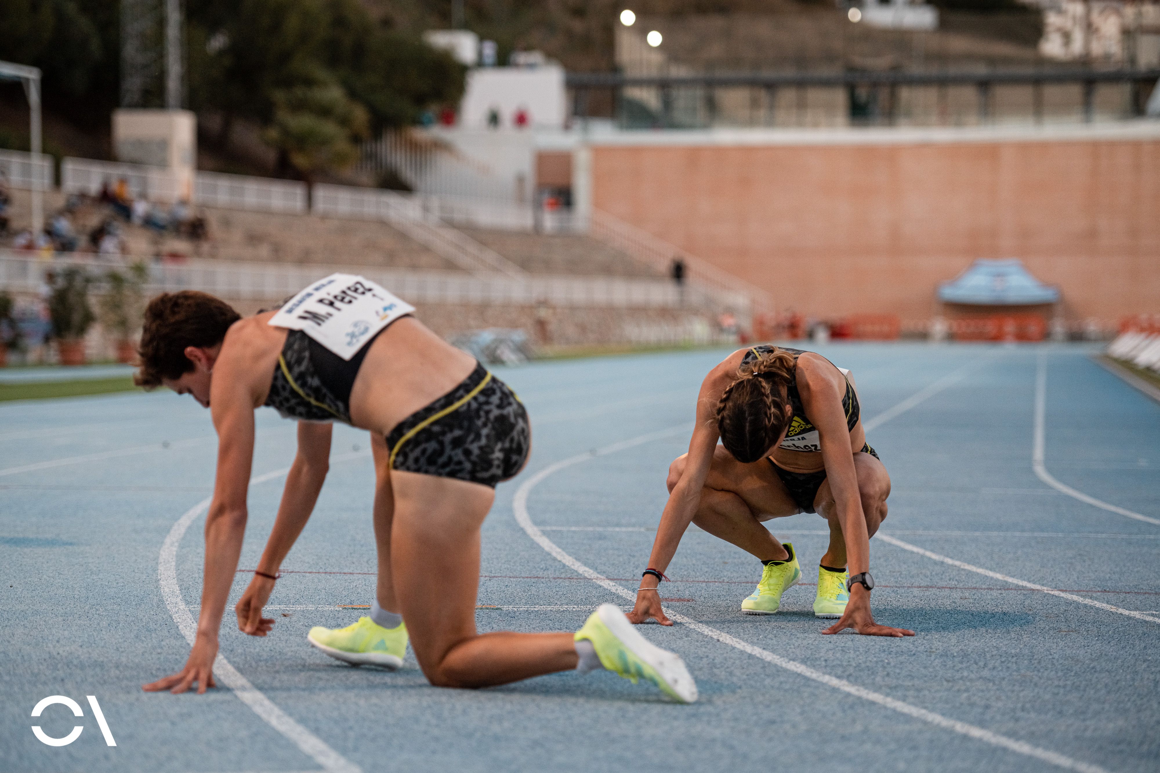 El cansancio de Irene Sánchez-Escribano y Marta Pérez tras los 2.000 metros. Foto: Sportmedia.