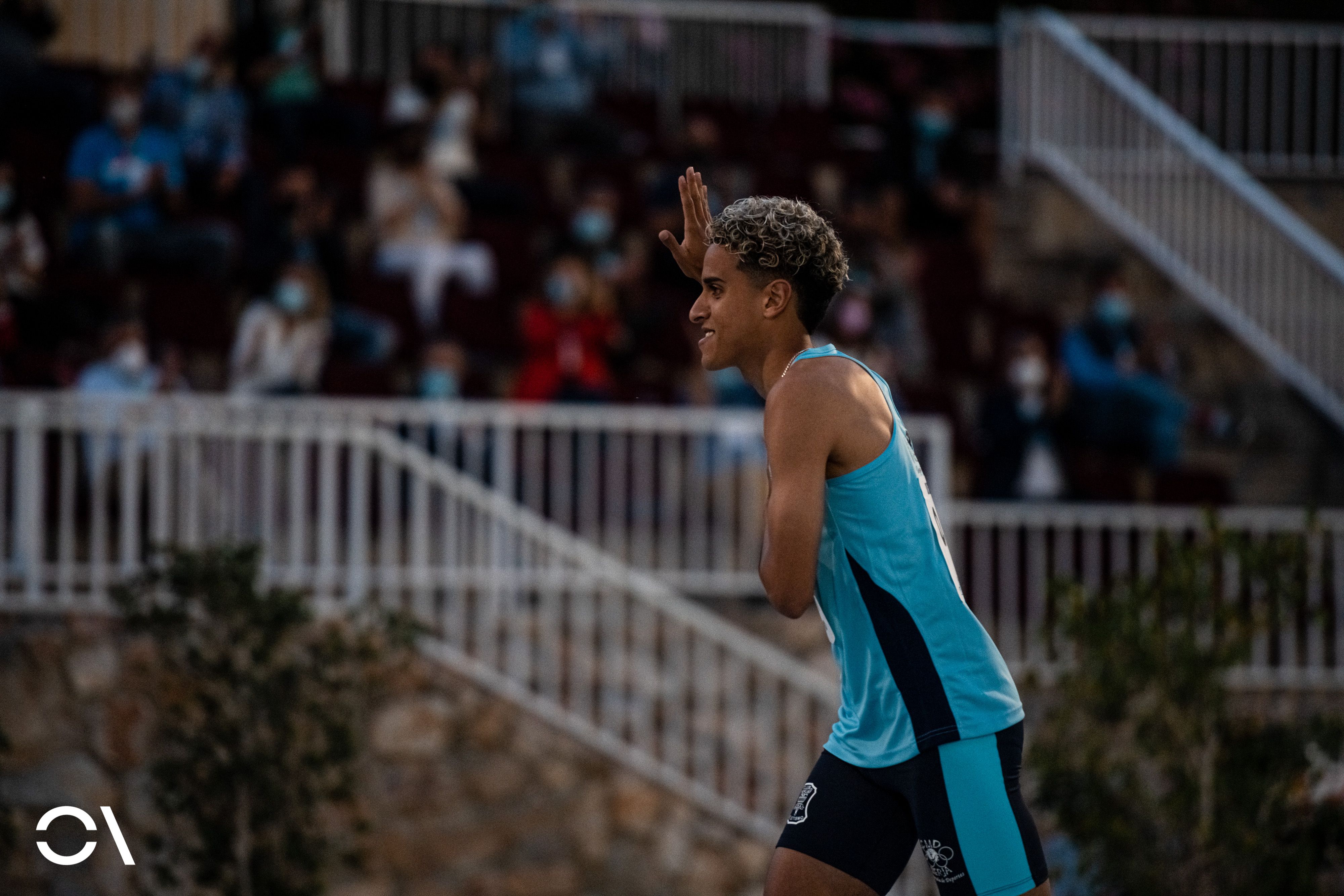 Ouassim Oumaiz saludando al público antes de los 1.500 metros en categoría masculina. Foto: Sportmedia.